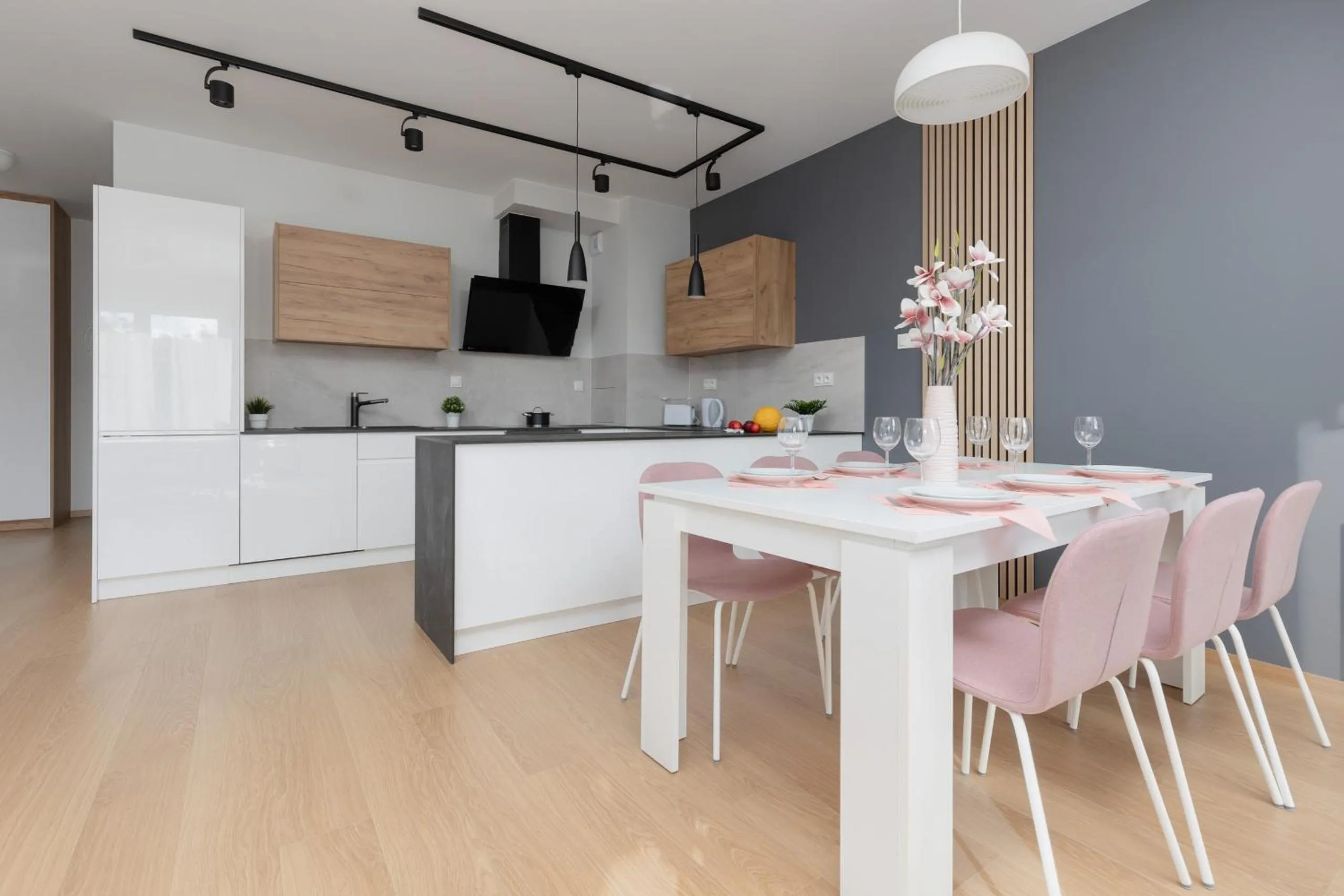 Metro Kondratowicza Warsaw Apartment with Parking by Noclegi Renters
