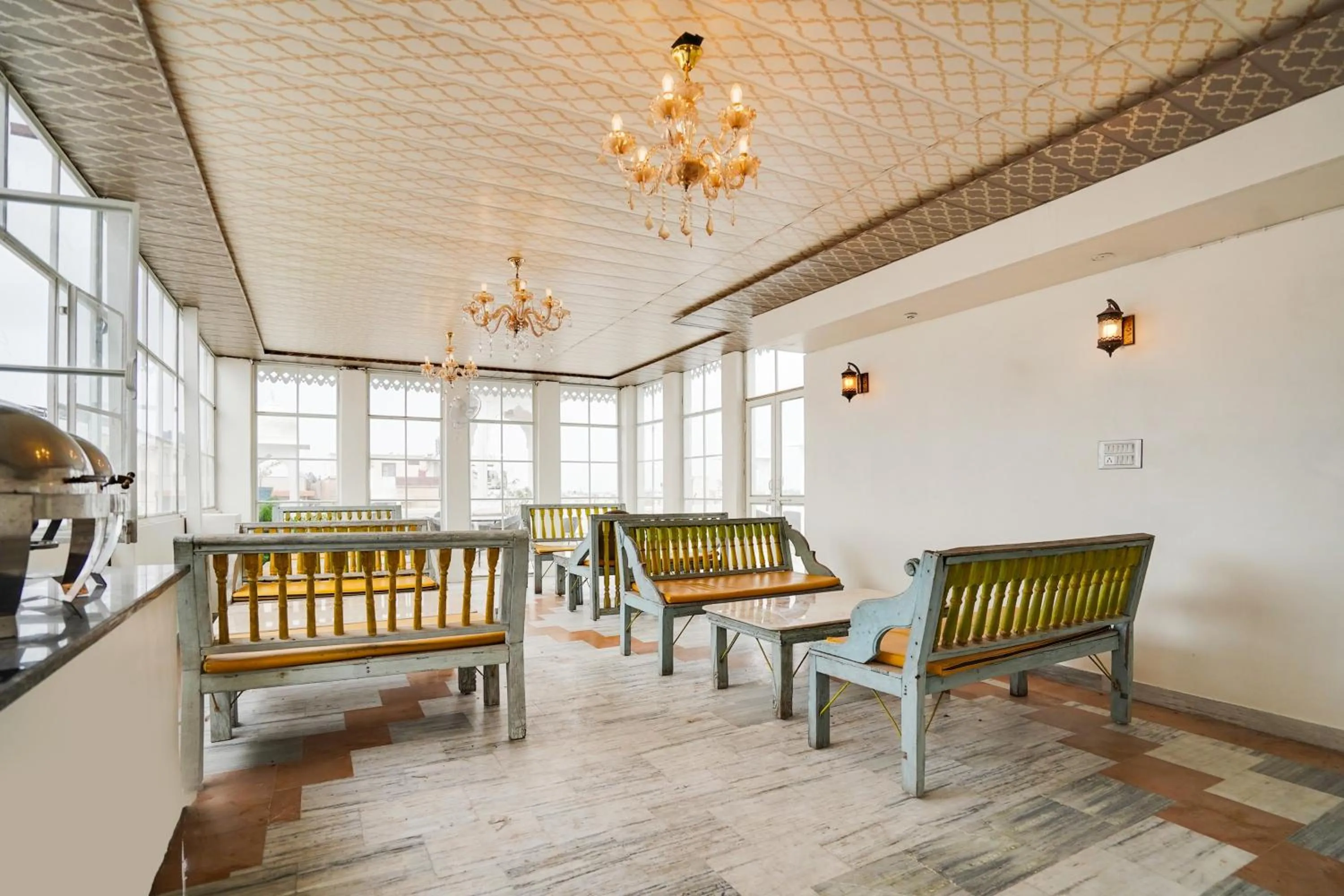 Restaurant/places to eat in Super Townhouse Durgapura Formerly Gumaan Heritage