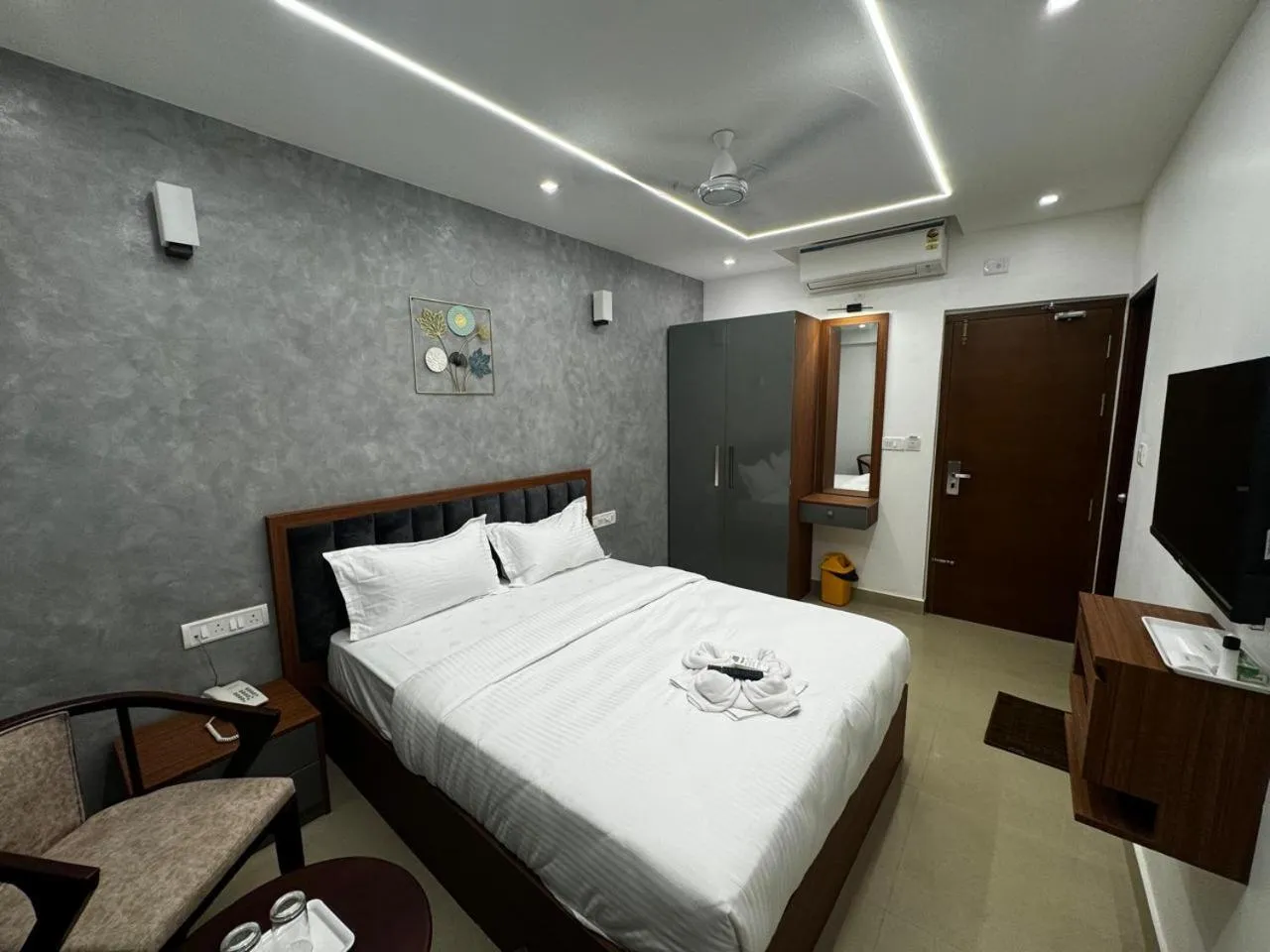 TV and multimedia, Bed in Hotel Royal Luxe - US consulate, Apollo hospital, Sankara natralya