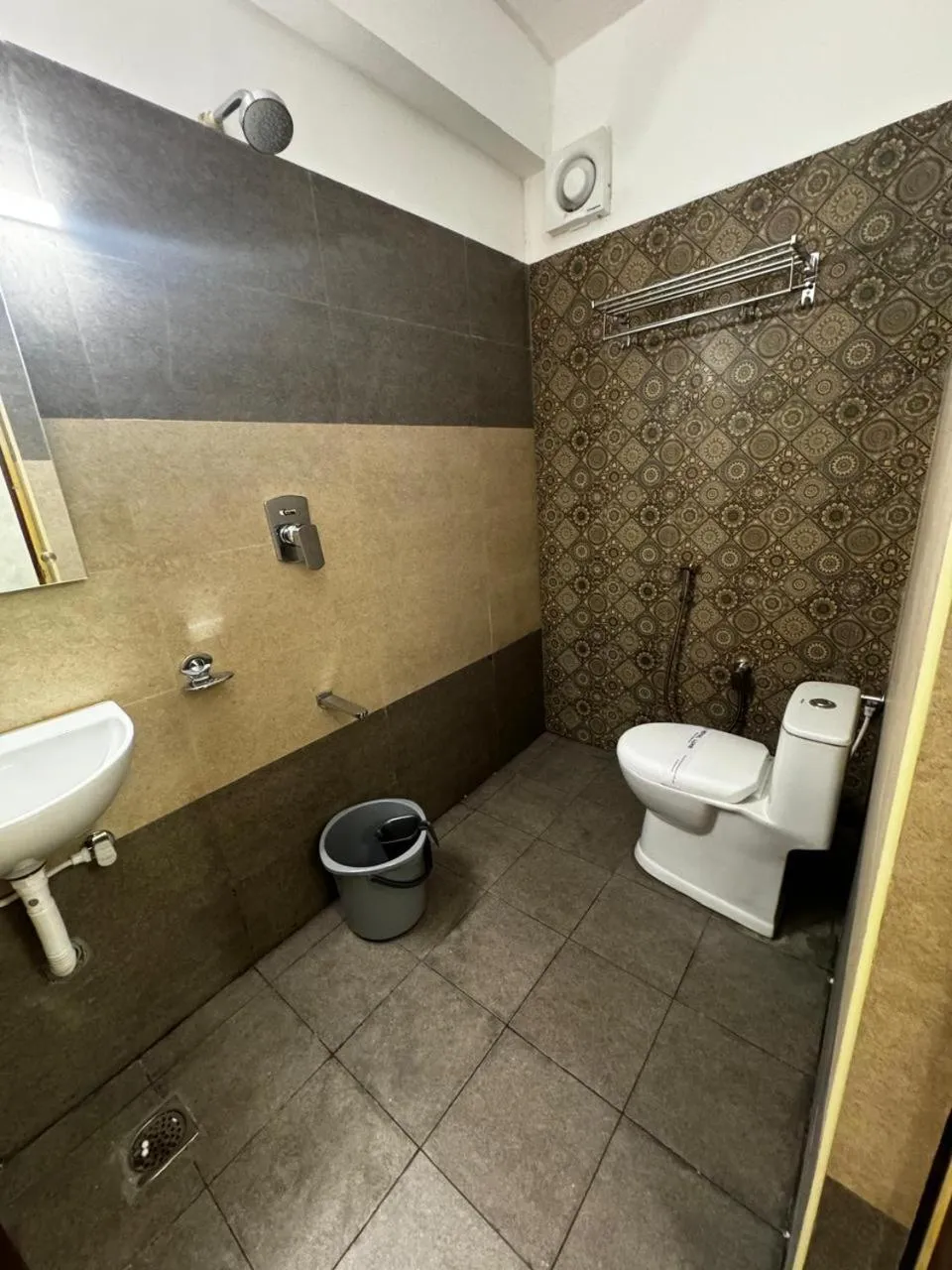 Bathroom in Hotel Royal Luxe - US consulate, Apollo hospital, Sankara natralya