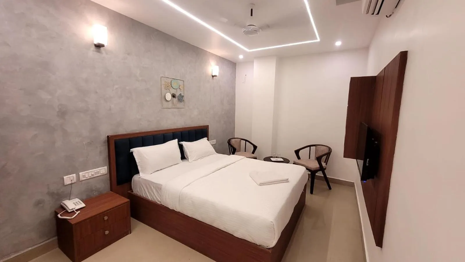 Property building, Bed in Hotel Royal Luxe - US consulate, Apollo hospital, Sankara natralya