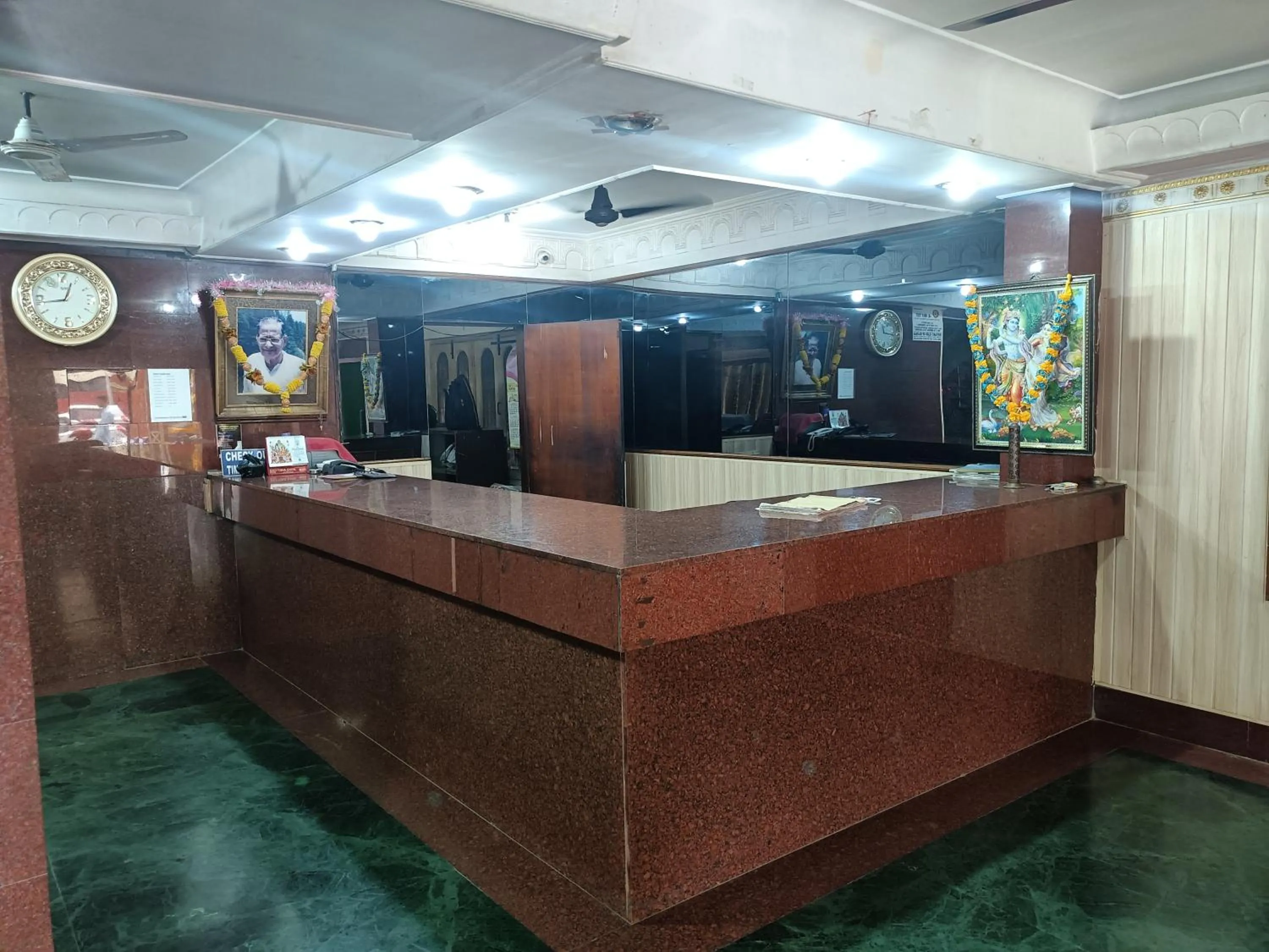 Lobby or reception in HOTEL SUDAKSHINA by ROH