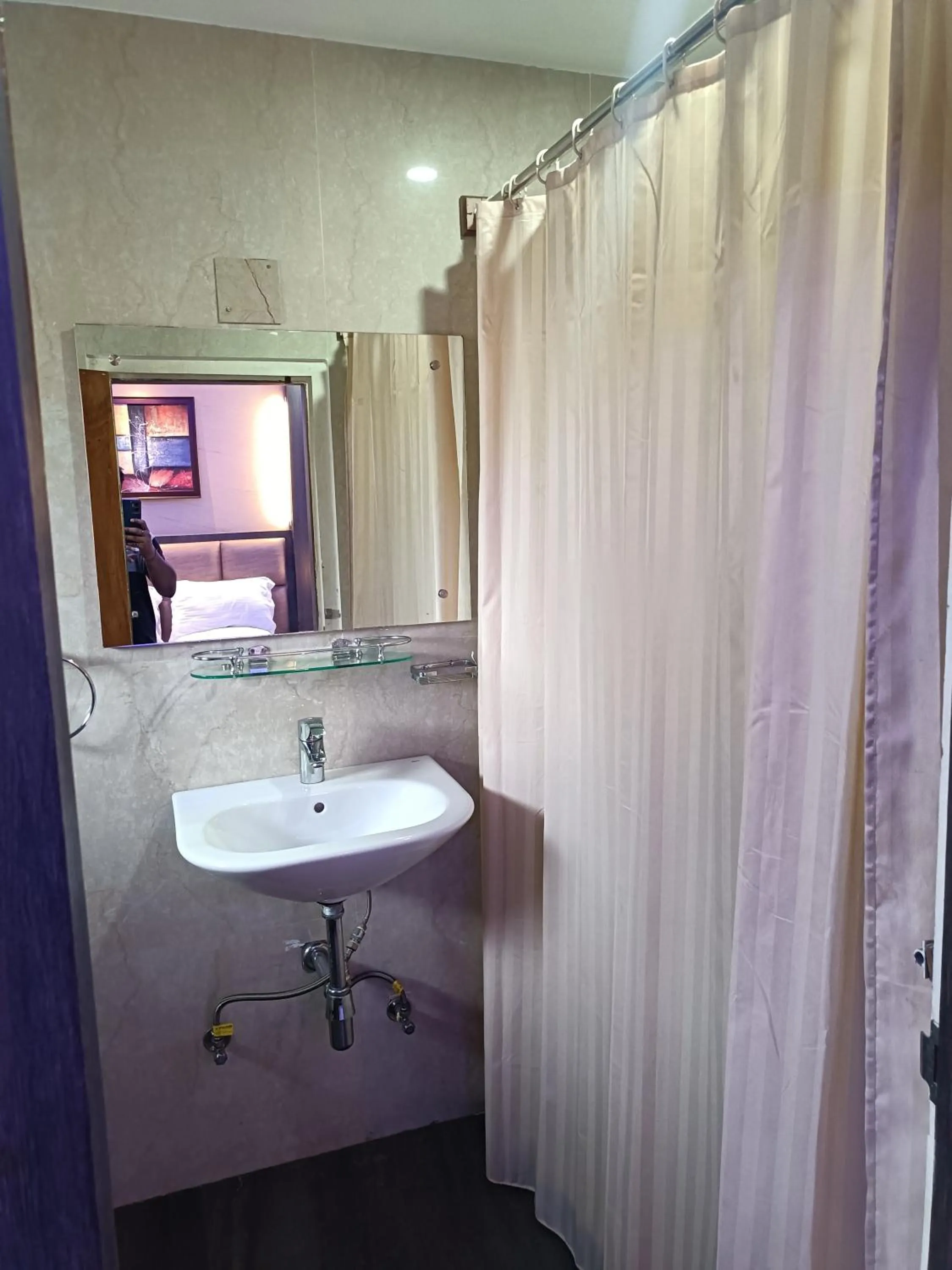 Bathroom in HOTEL SUDAKSHINA by ROH