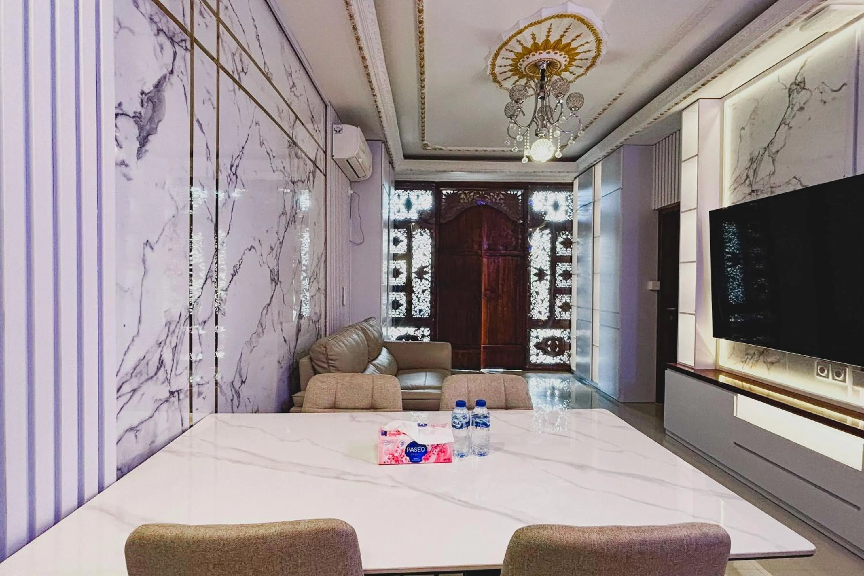 Communal lounge/ TV room in The Wahyu Villa Uluwatu