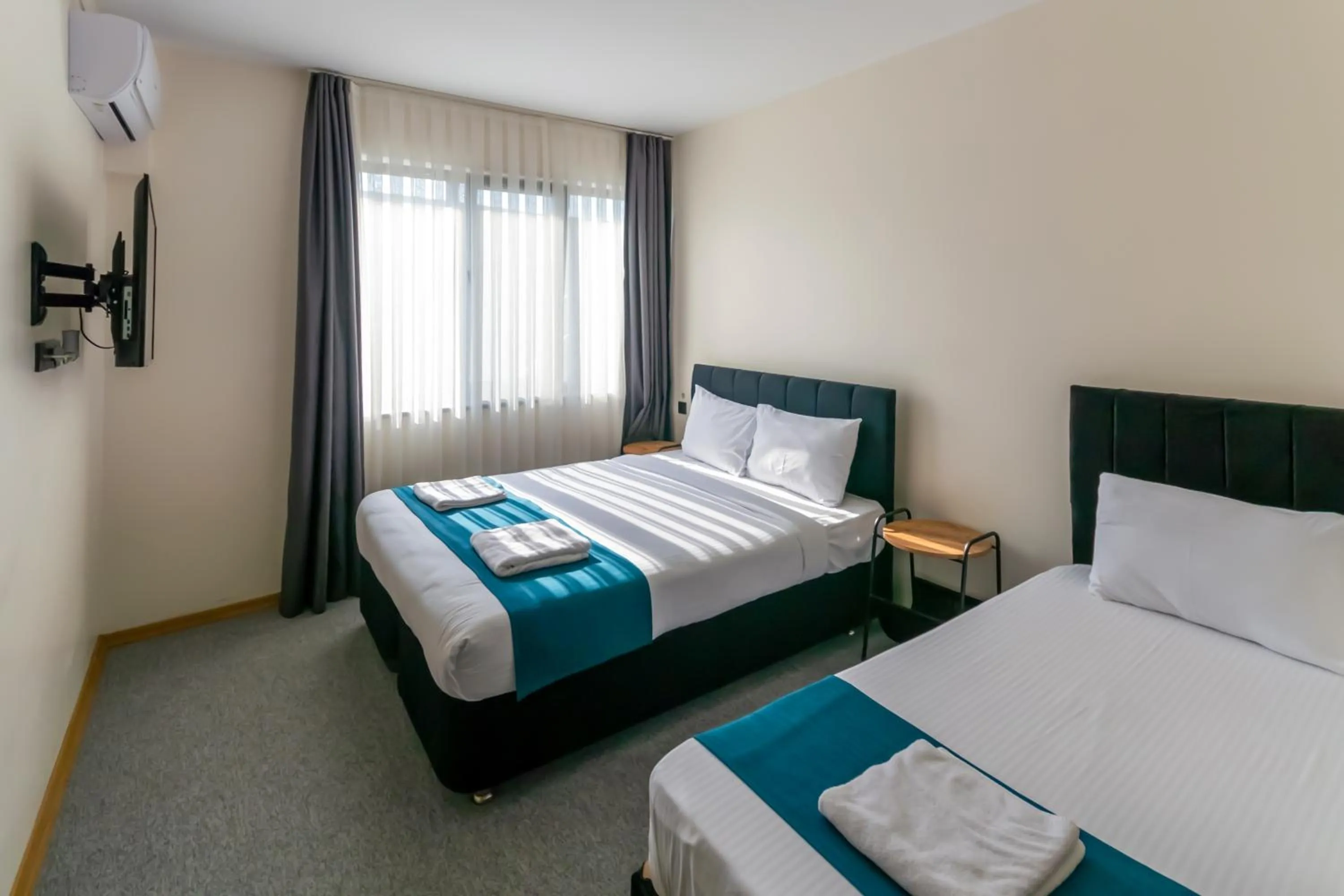 Photo of the whole room, Bed in New Garden Airport Hotel