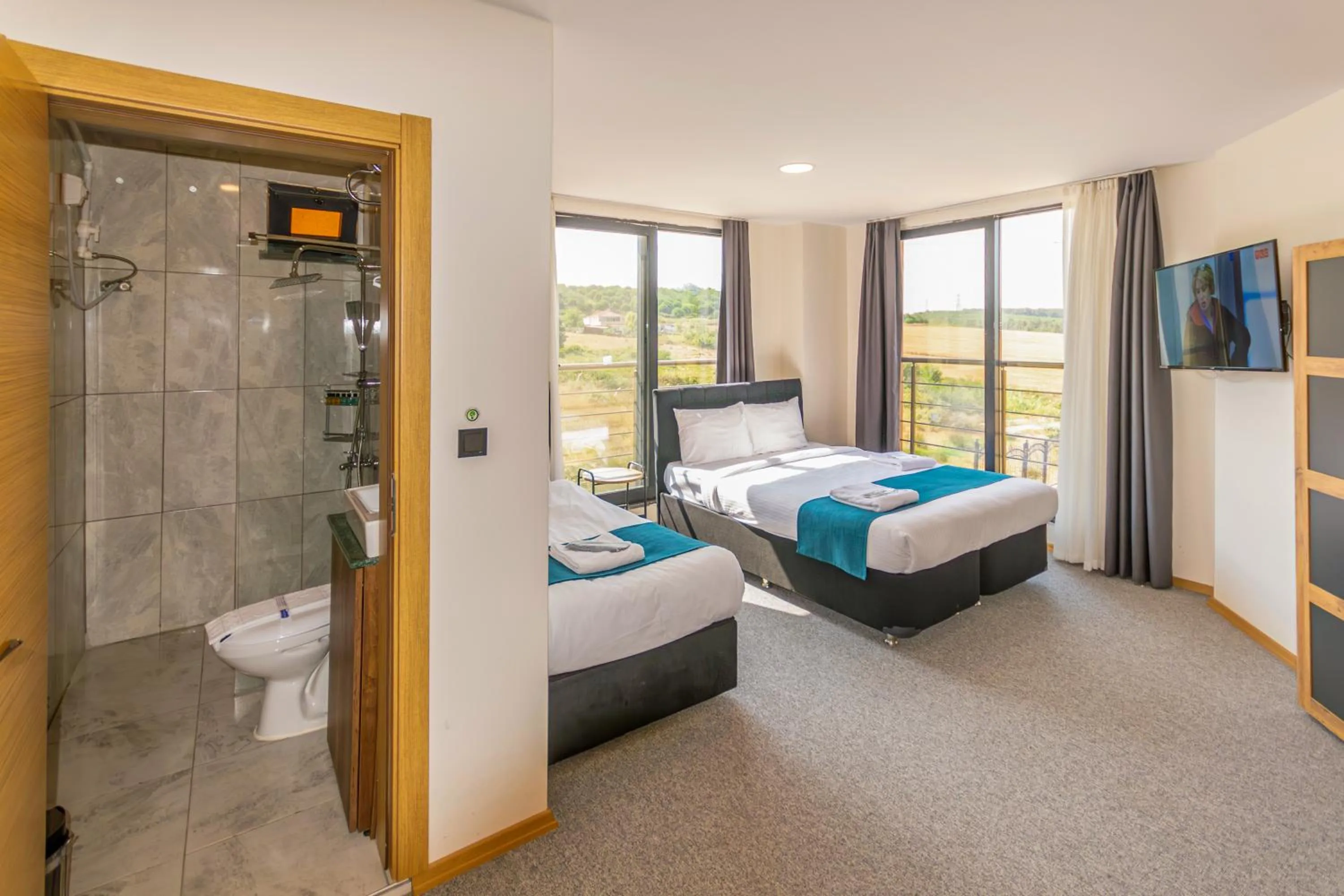 Photo of the whole room, Bed in New Garden Airport Hotel