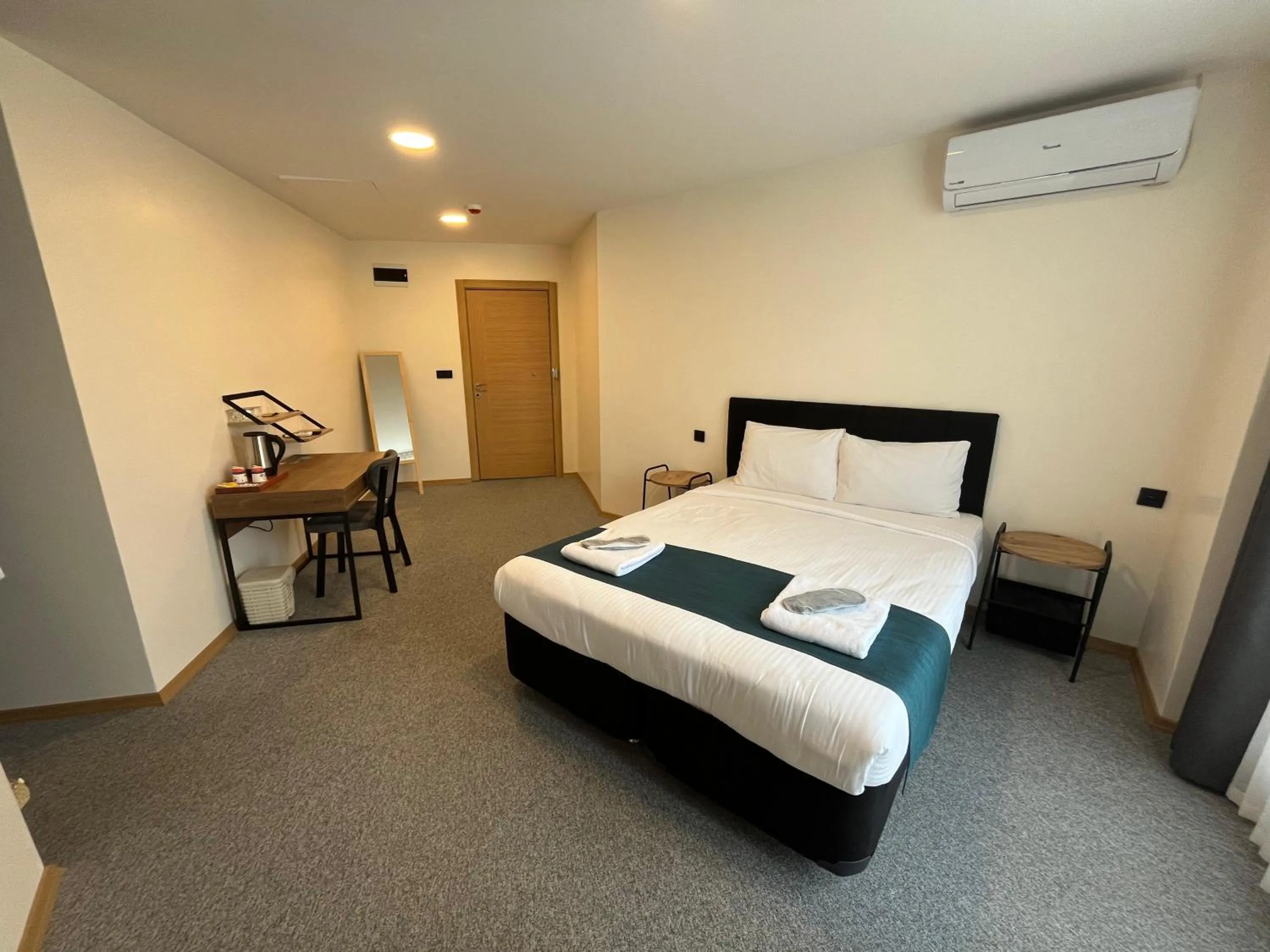 Photo of the whole room, Bed in New Garden Airport Hotel