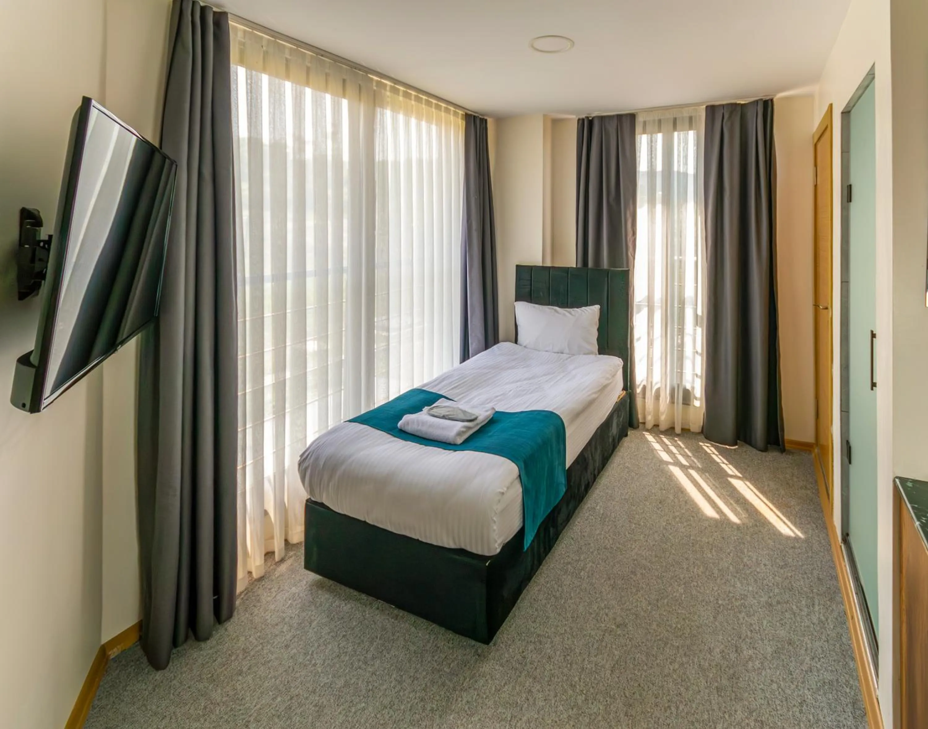 Photo of the whole room, Bed in New Garden Airport Hotel