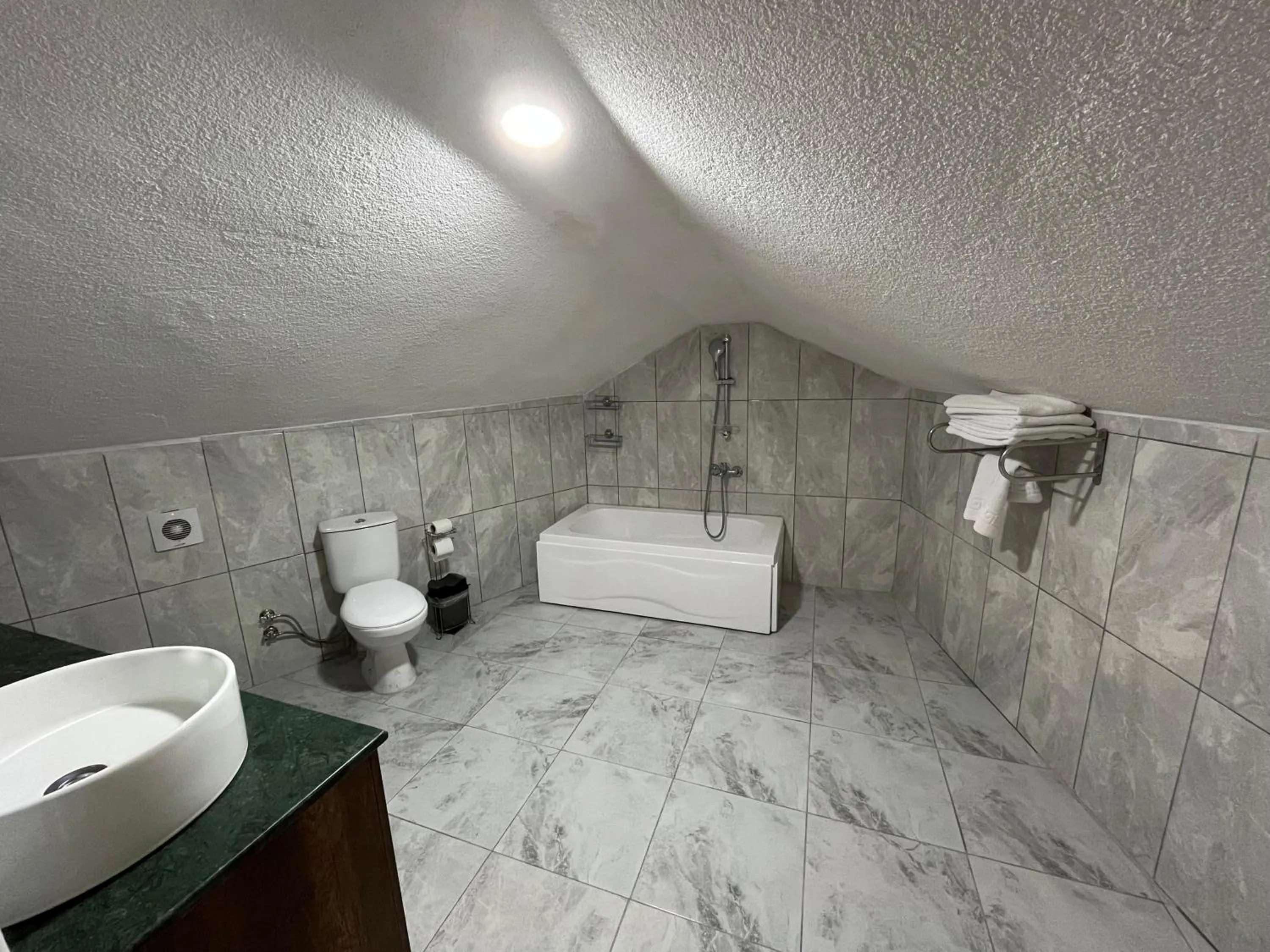 Toilet in New Garden Airport Hotel