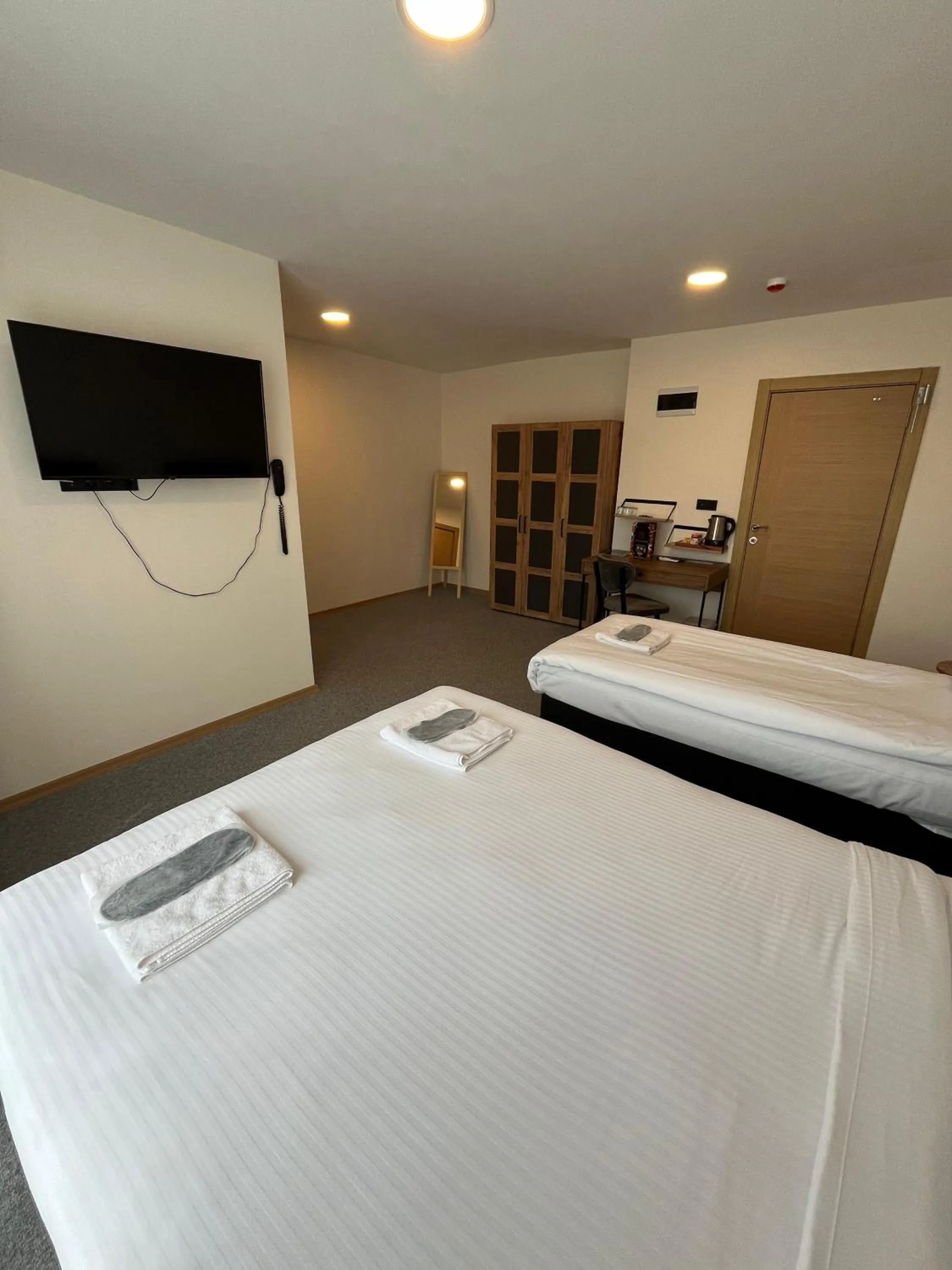 Photo of the whole room, Bed in New Garden Airport Hotel
