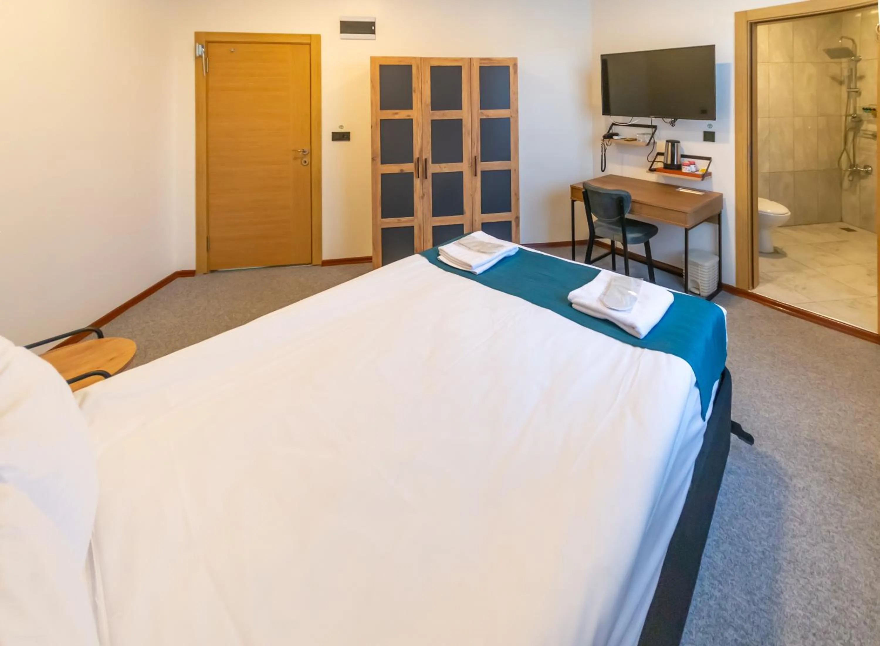 Photo of the whole room, Bed in New Garden Airport Hotel