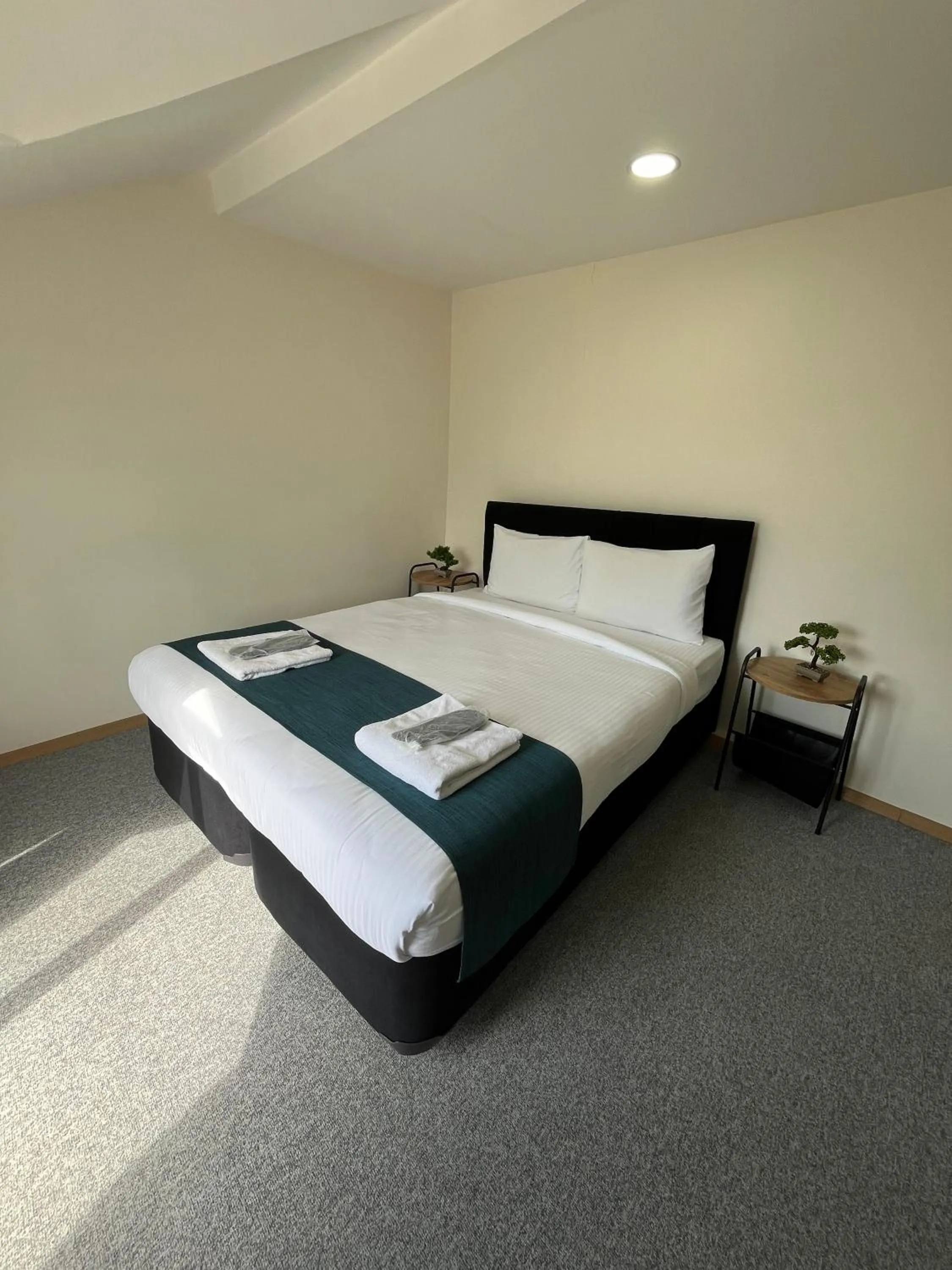 Photo of the whole room, Bed in New Garden Airport Hotel