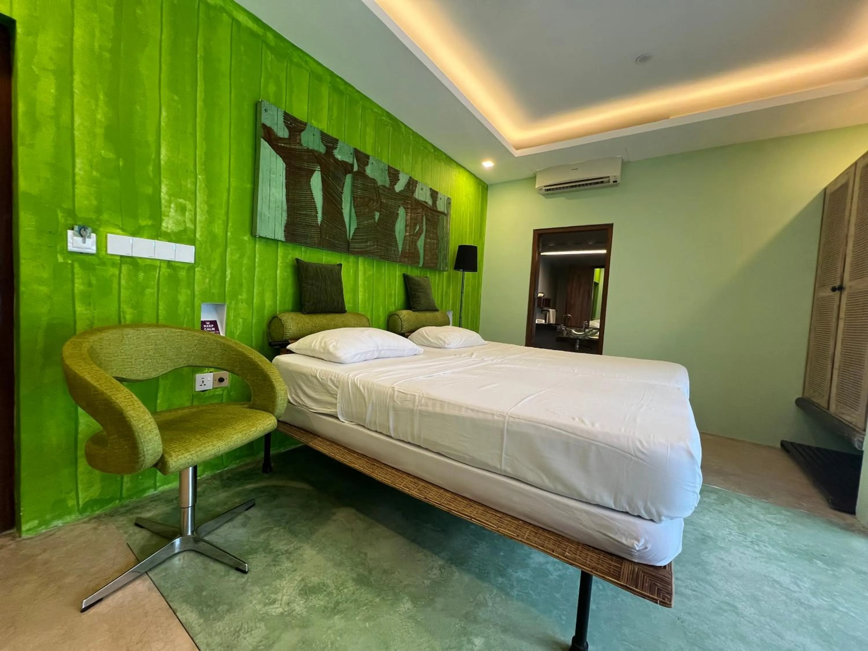 Photo of the whole room, Bed in Dickman Resort "The Boutique Hotel"