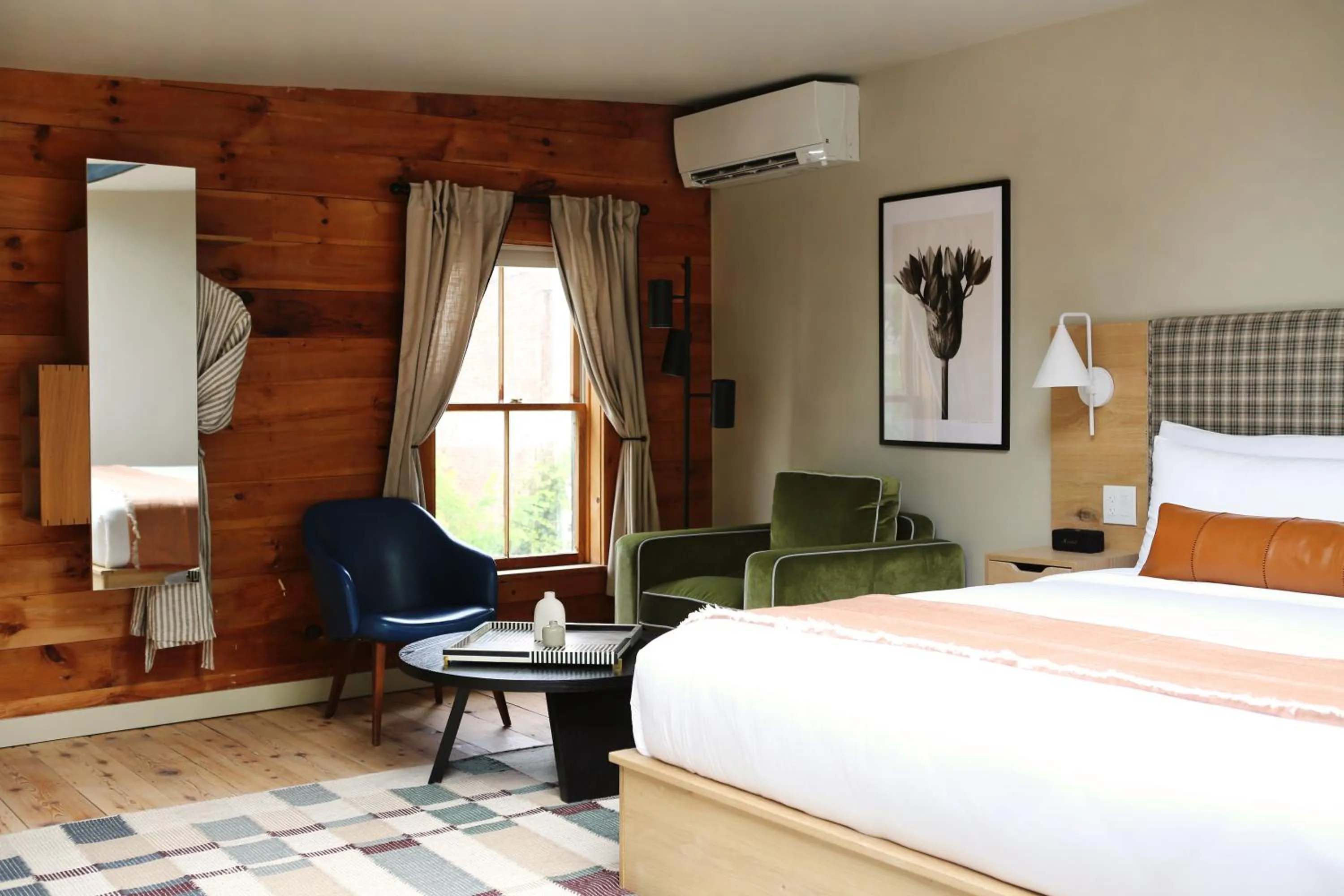 Seating area, Bed in KIngston Carriage House