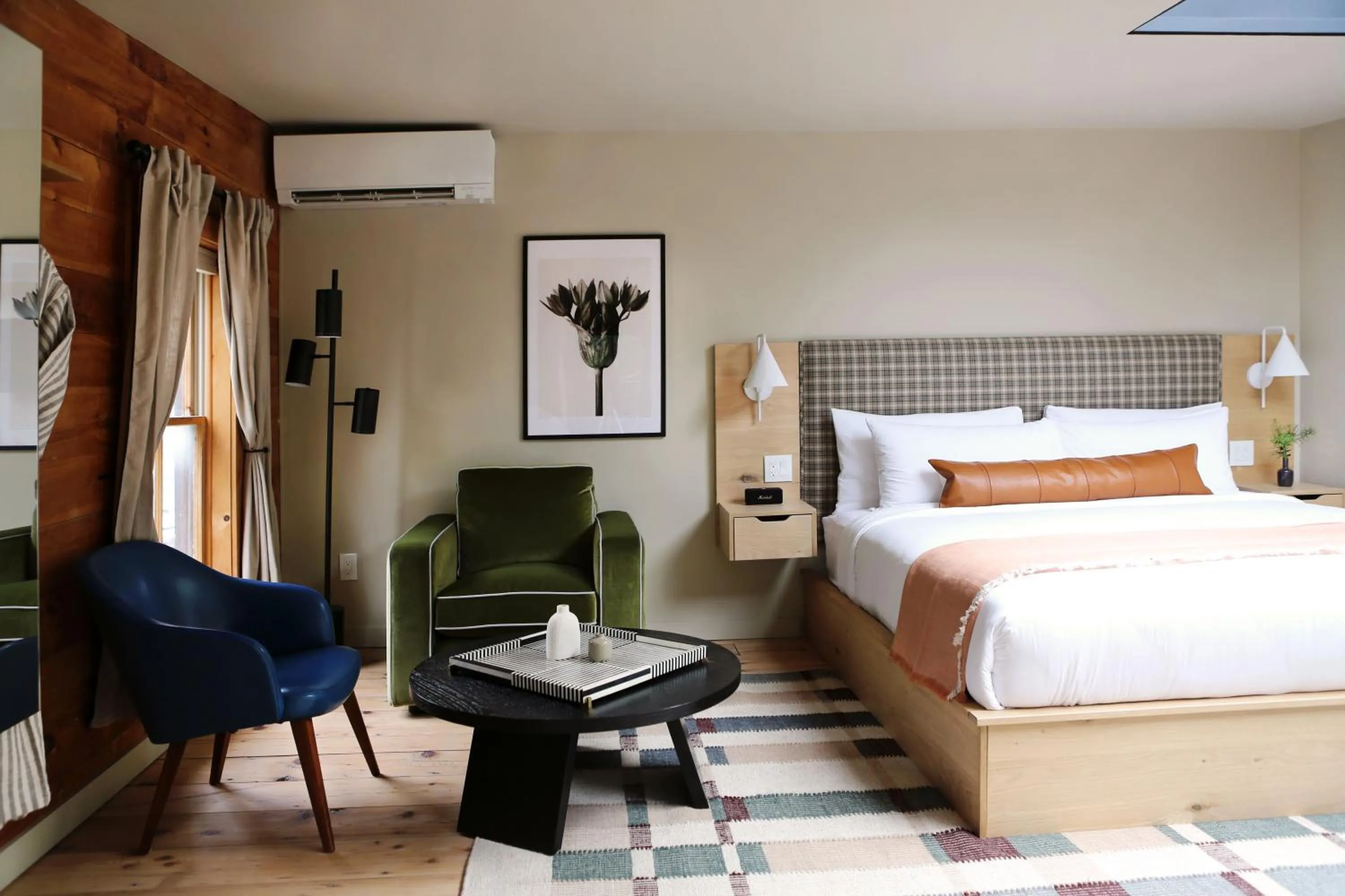 Photo of the whole room, Bed in KIngston Carriage House