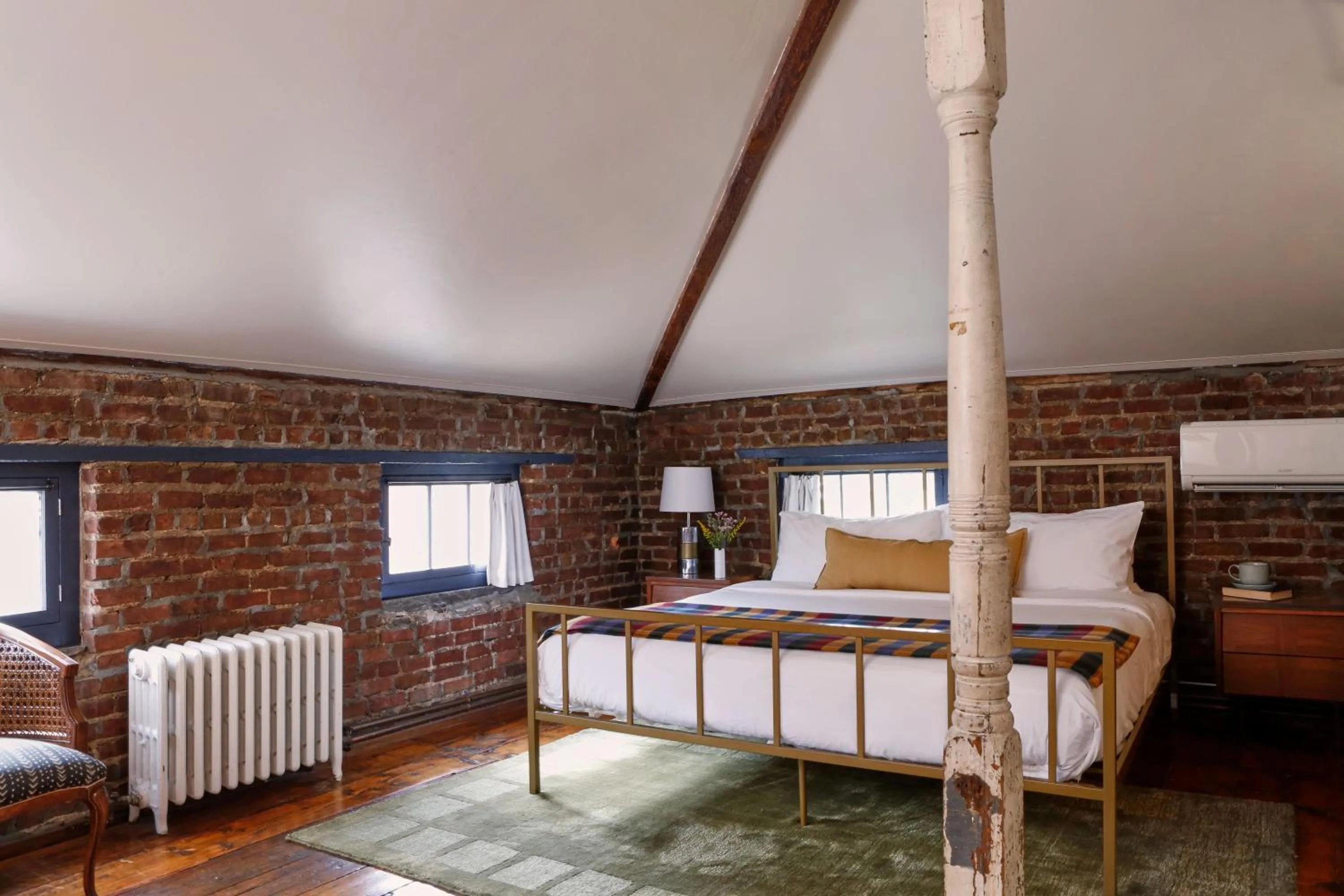 Bedroom, Bed in KIngston Carriage House