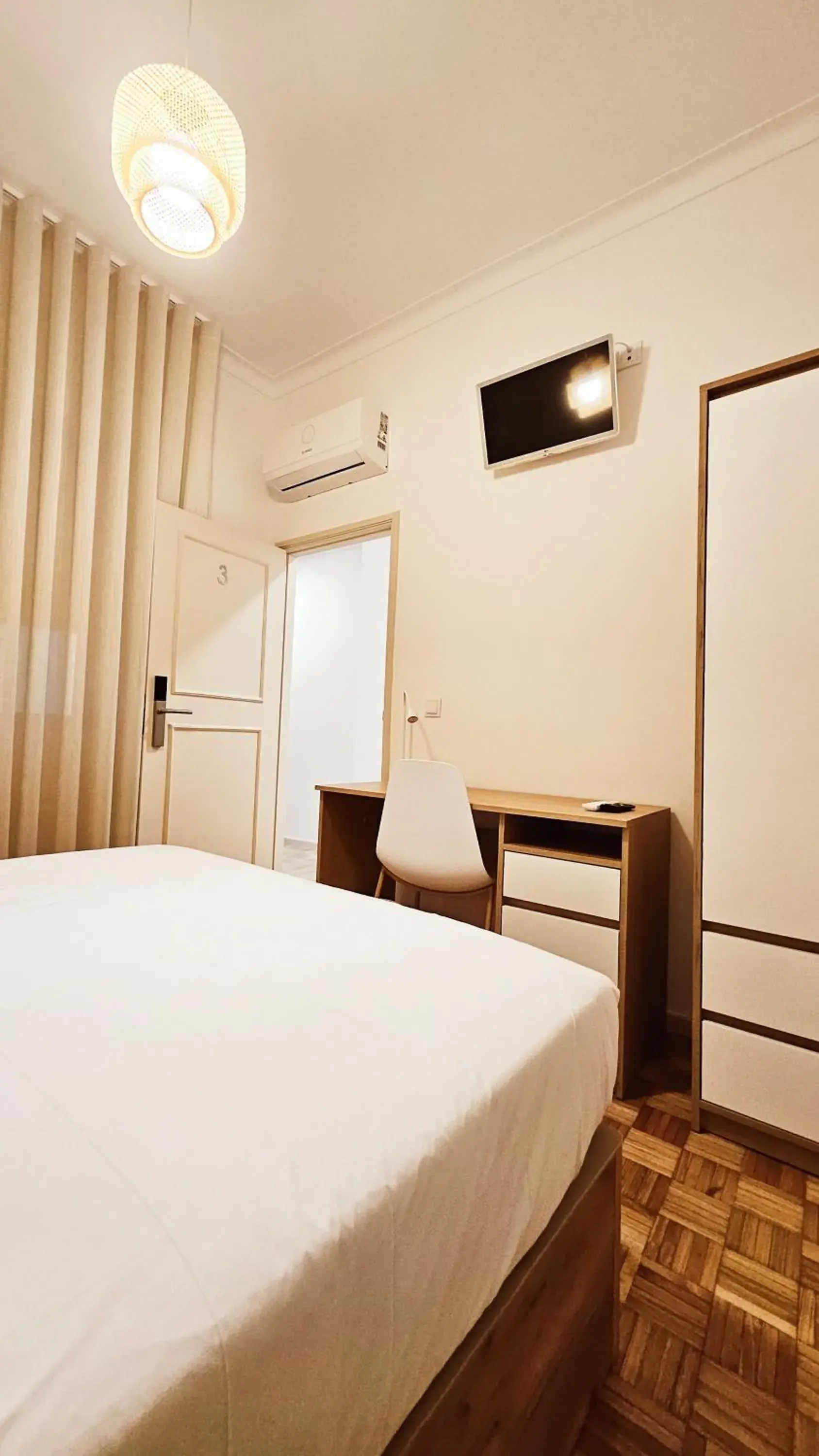 Small Double or Twin Room - single occupancy in Rooms4you 3 in historic center of Braga Small Double or Twin Room - single occupancy in Rooms4you 3 in historic center of Braga
