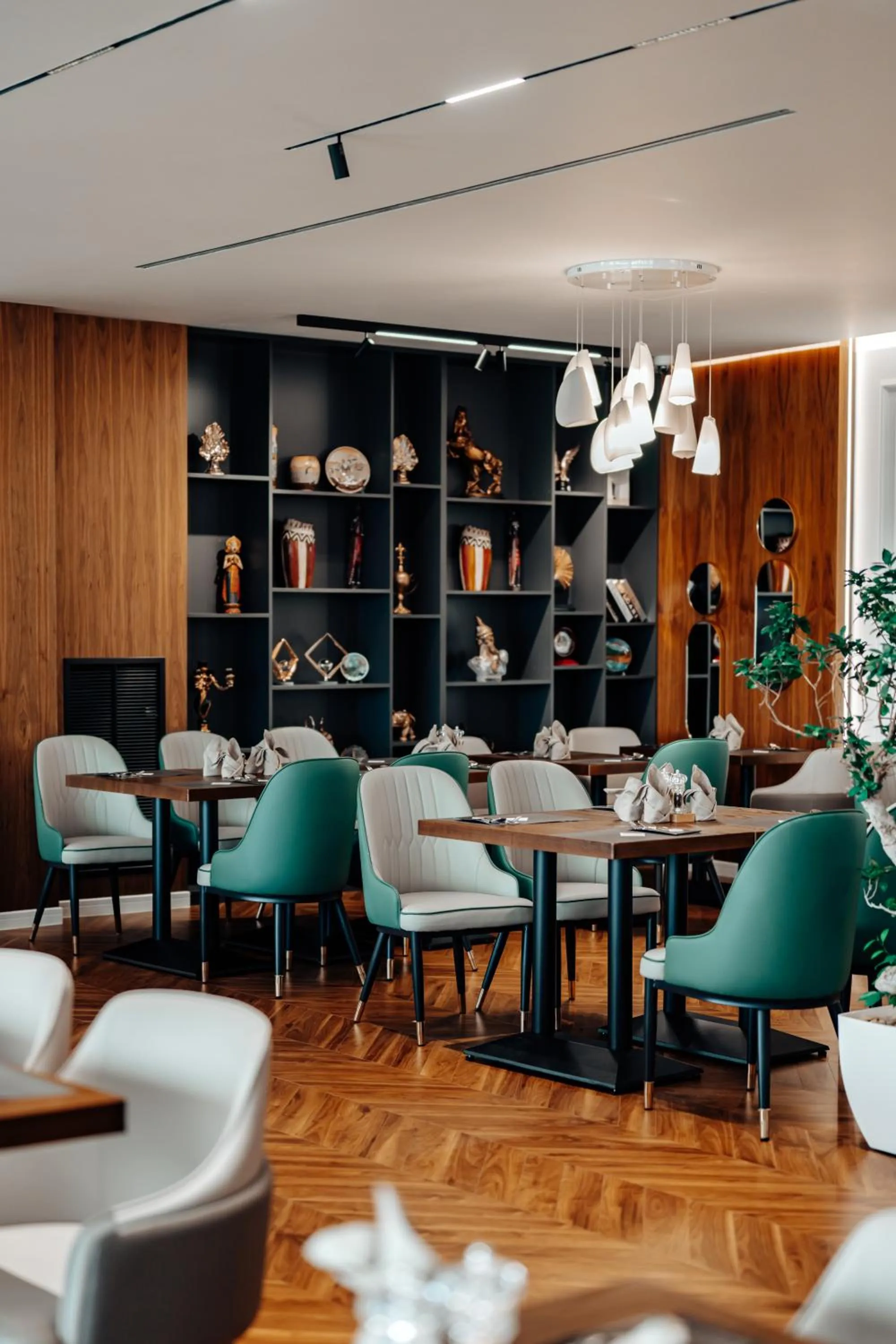 Restaurant/places to eat in Holiday Hotel