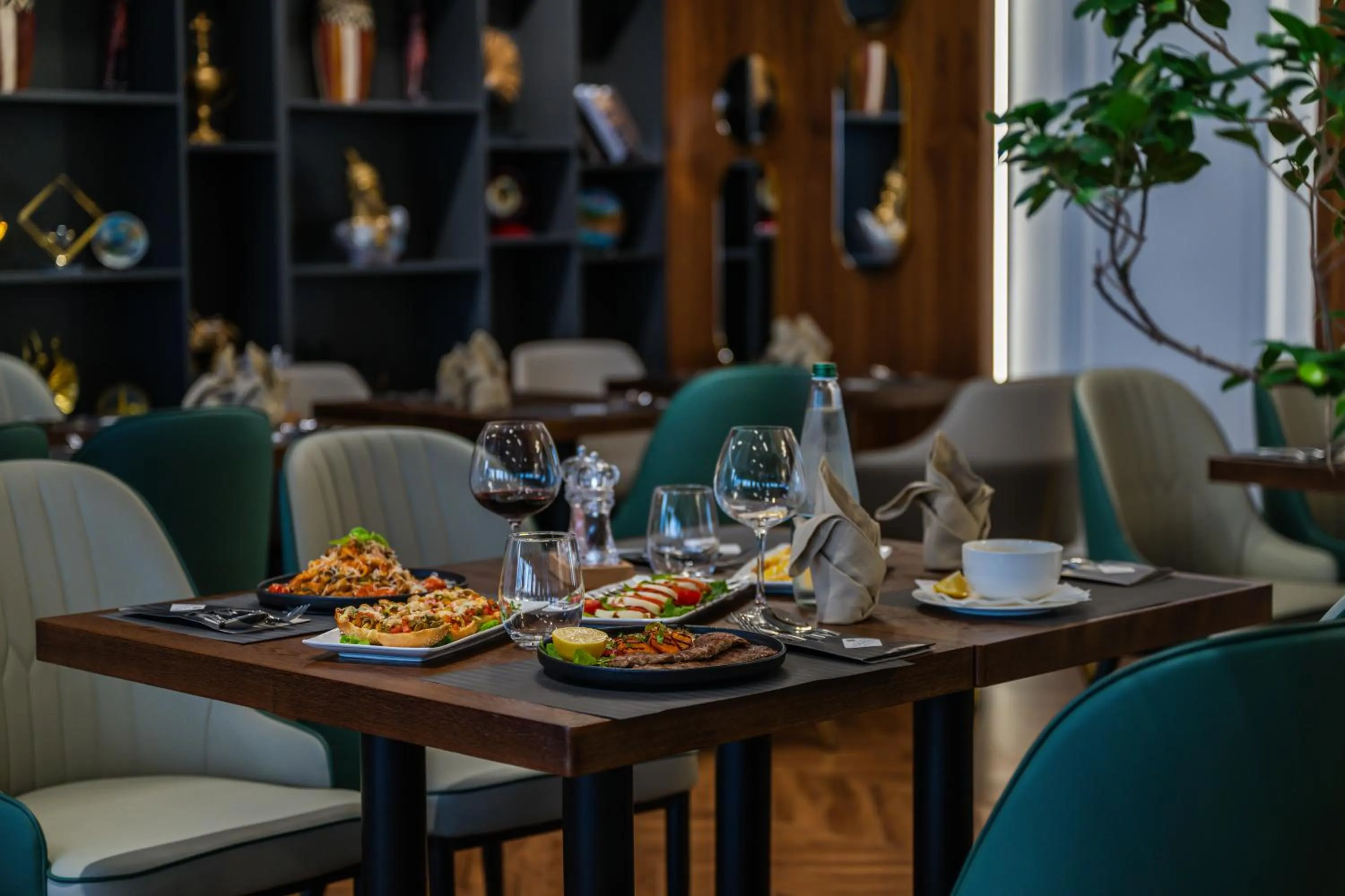 Restaurant/places to eat in Holiday Hotel