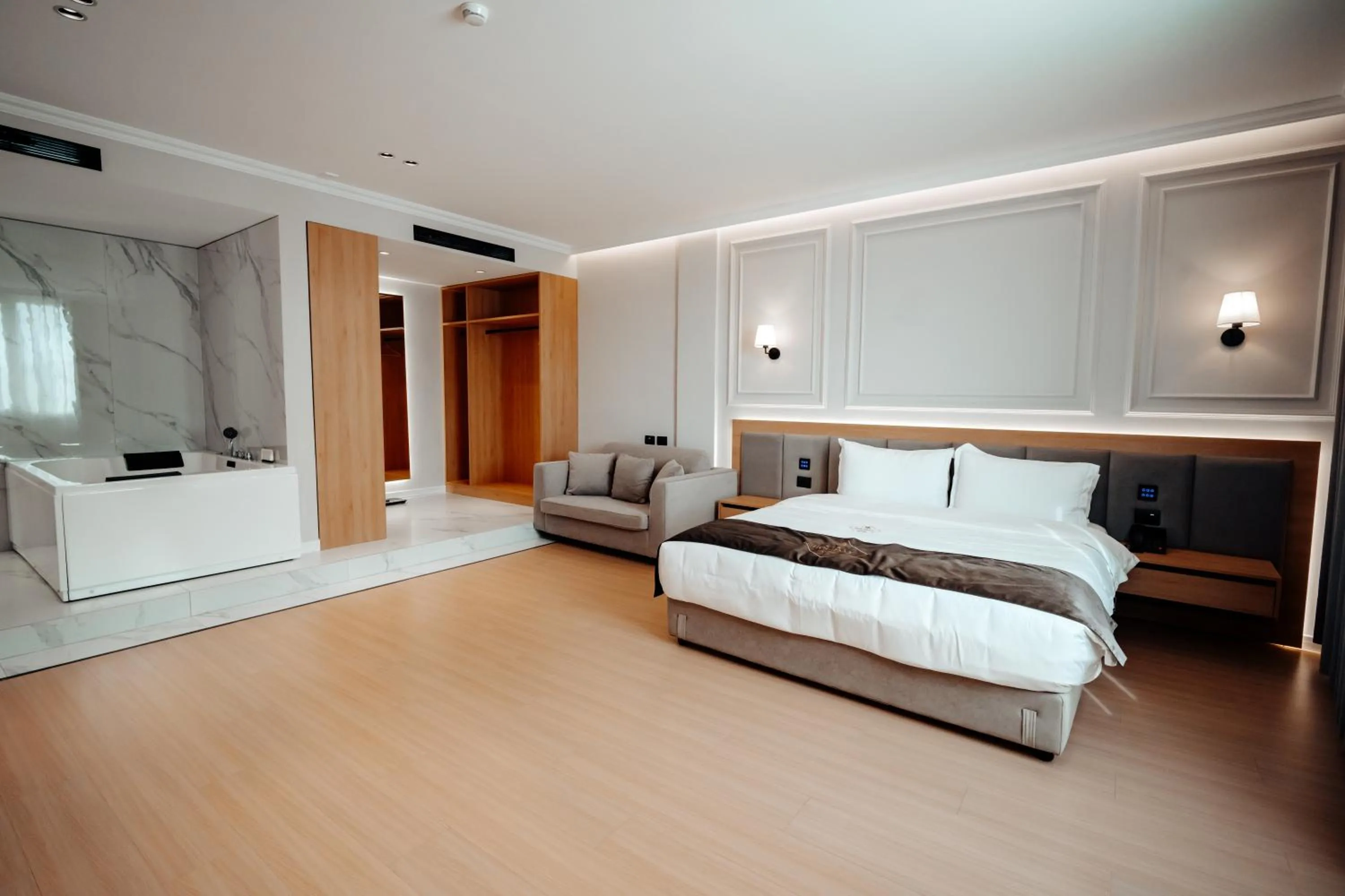 Photo of the whole room, Bed in Holiday Hotel