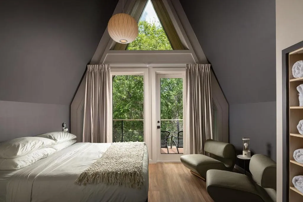 Bedroom, Bed in Onera Fredericksburg