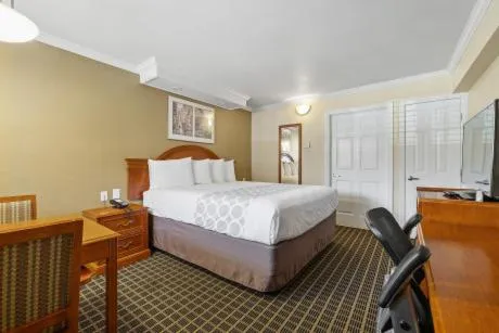 Bed in Alexis Park San Francisco