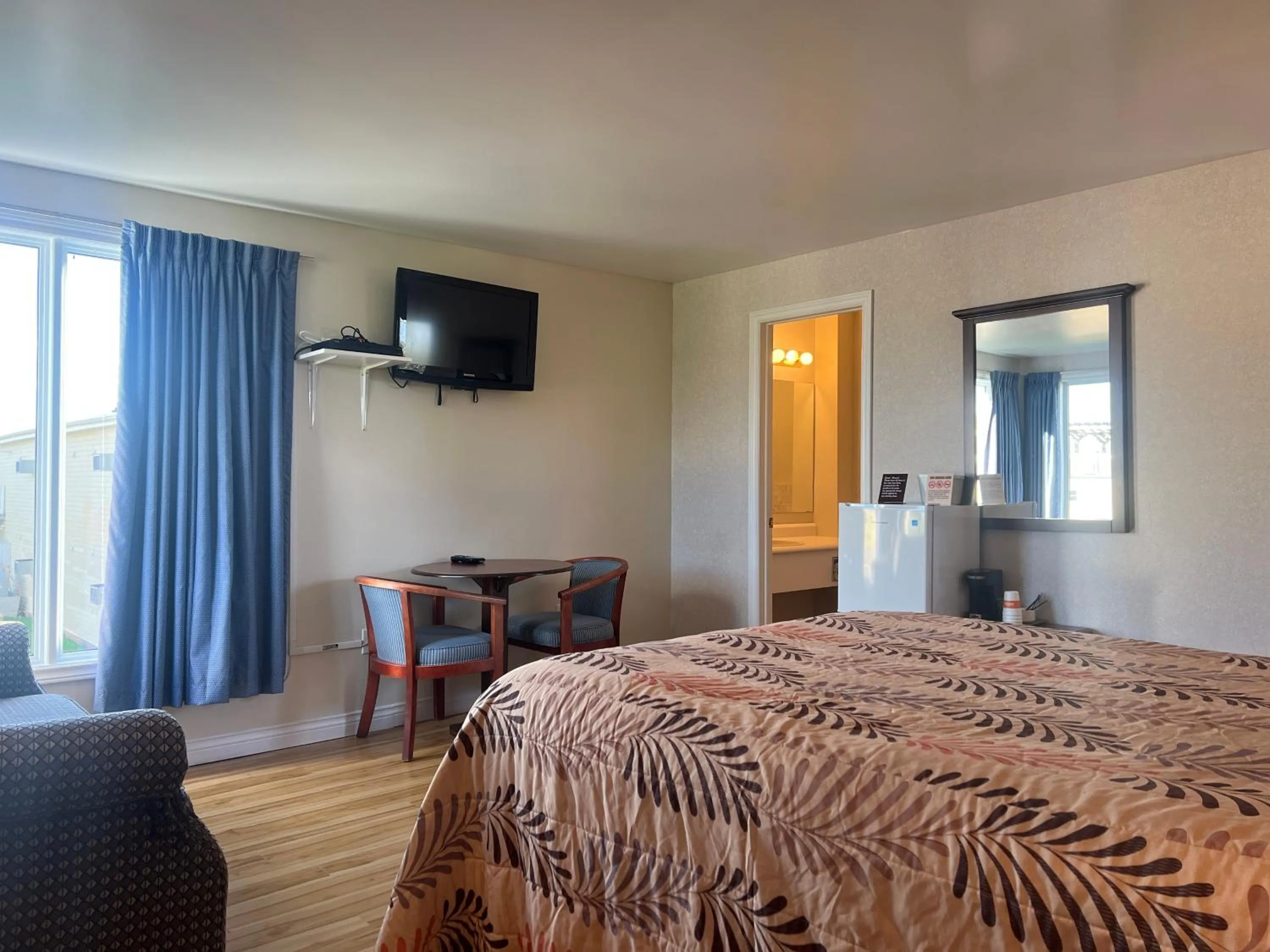 Photo of the whole room, Bed in The Cavendish Motel