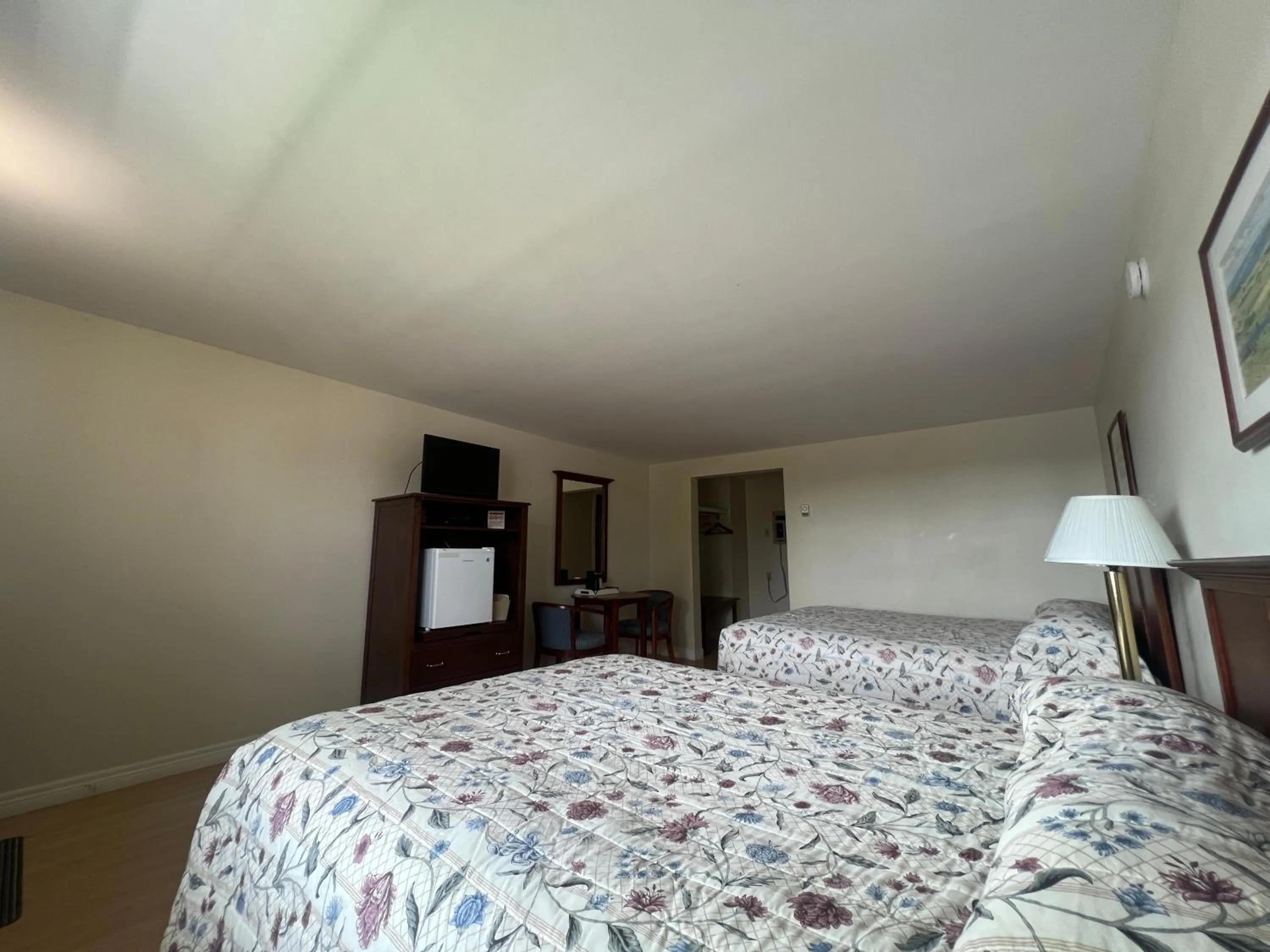 Photo of the whole room, Bed in The Cavendish Motel