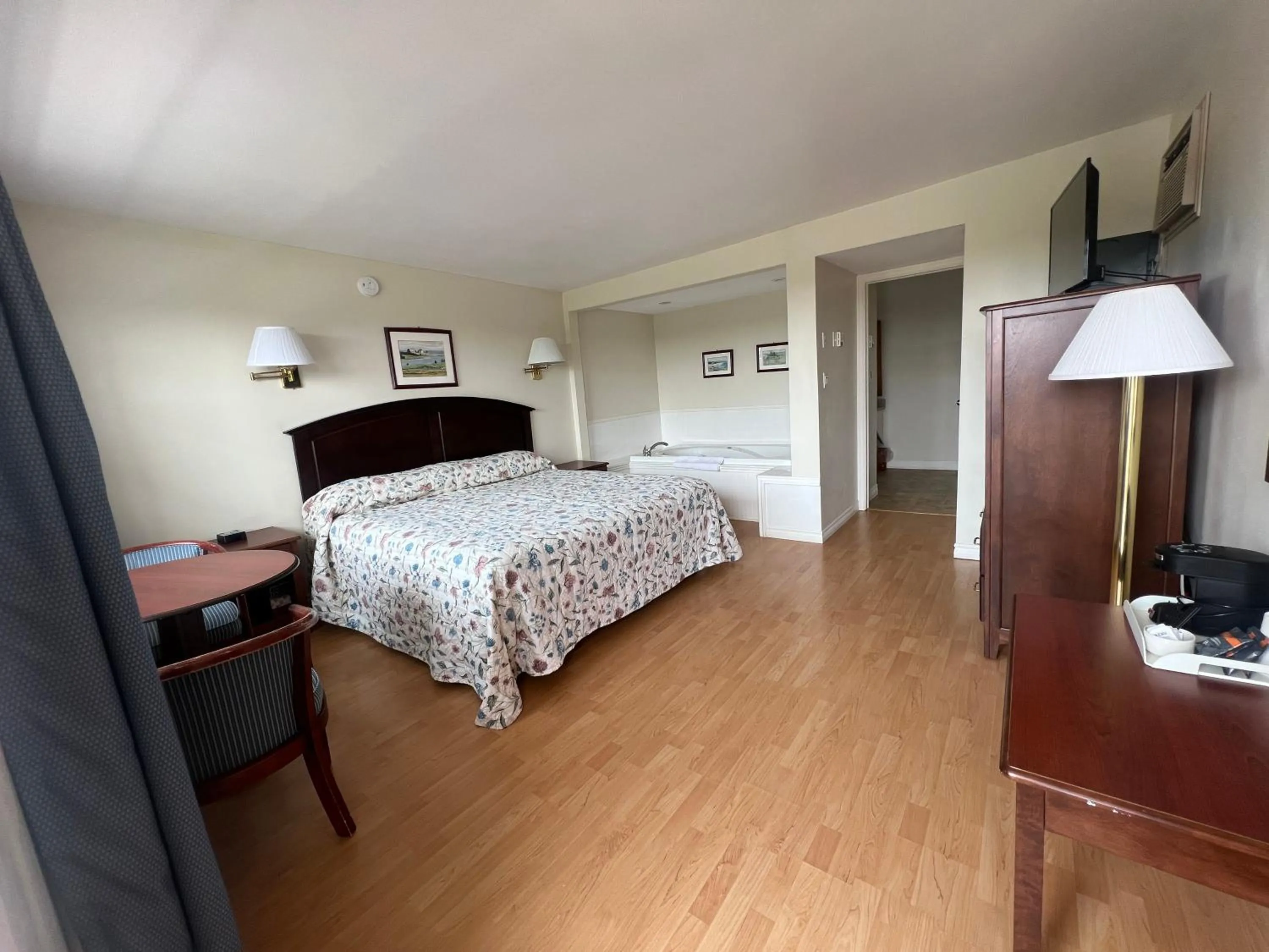 Photo of the whole room, Bed in The Cavendish Motel