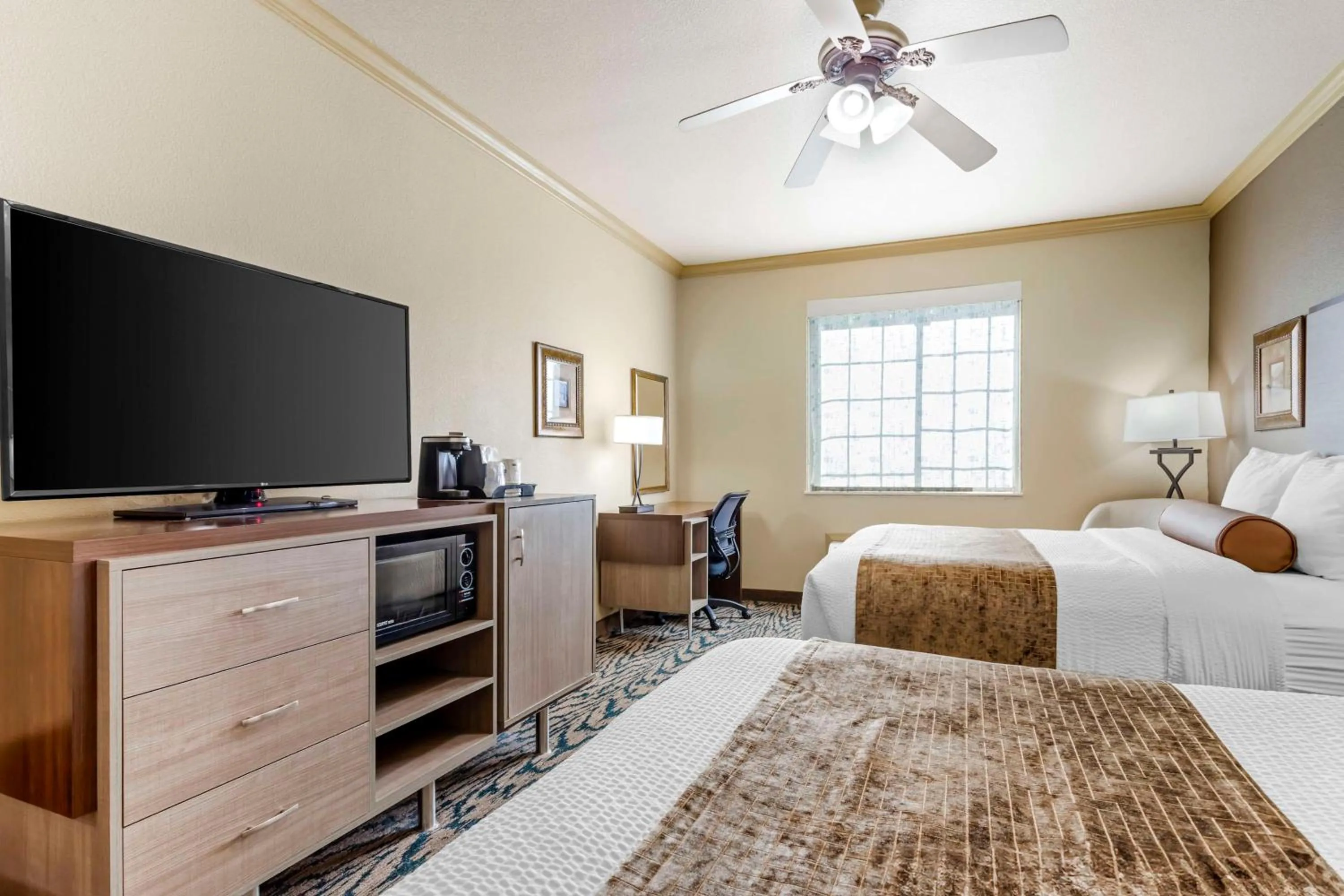 Bedroom, Bed in Best Western Plus Crown Colony Inn & Suites