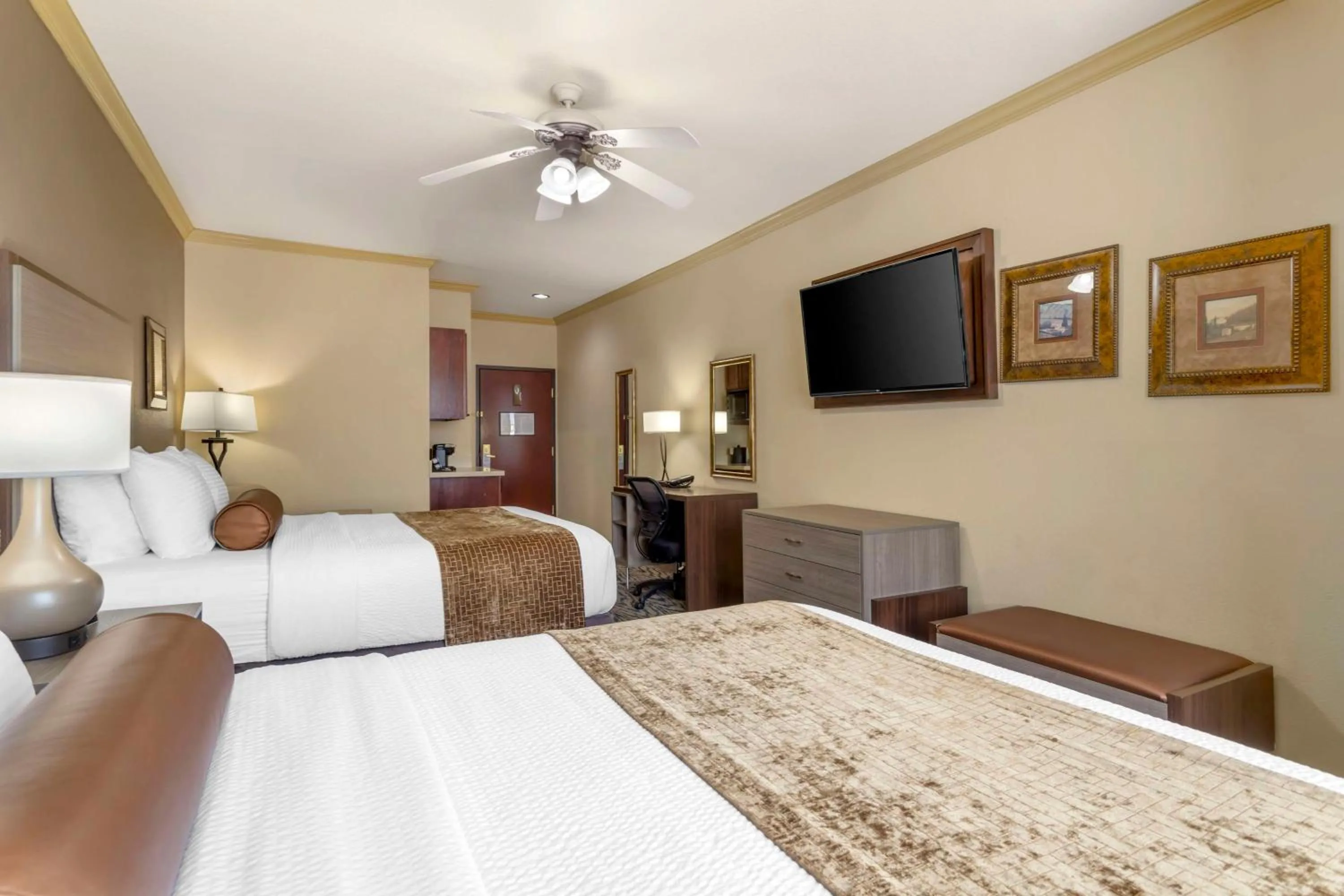 Photo of the whole room, Bed in Best Western Plus Crown Colony Inn & Suites