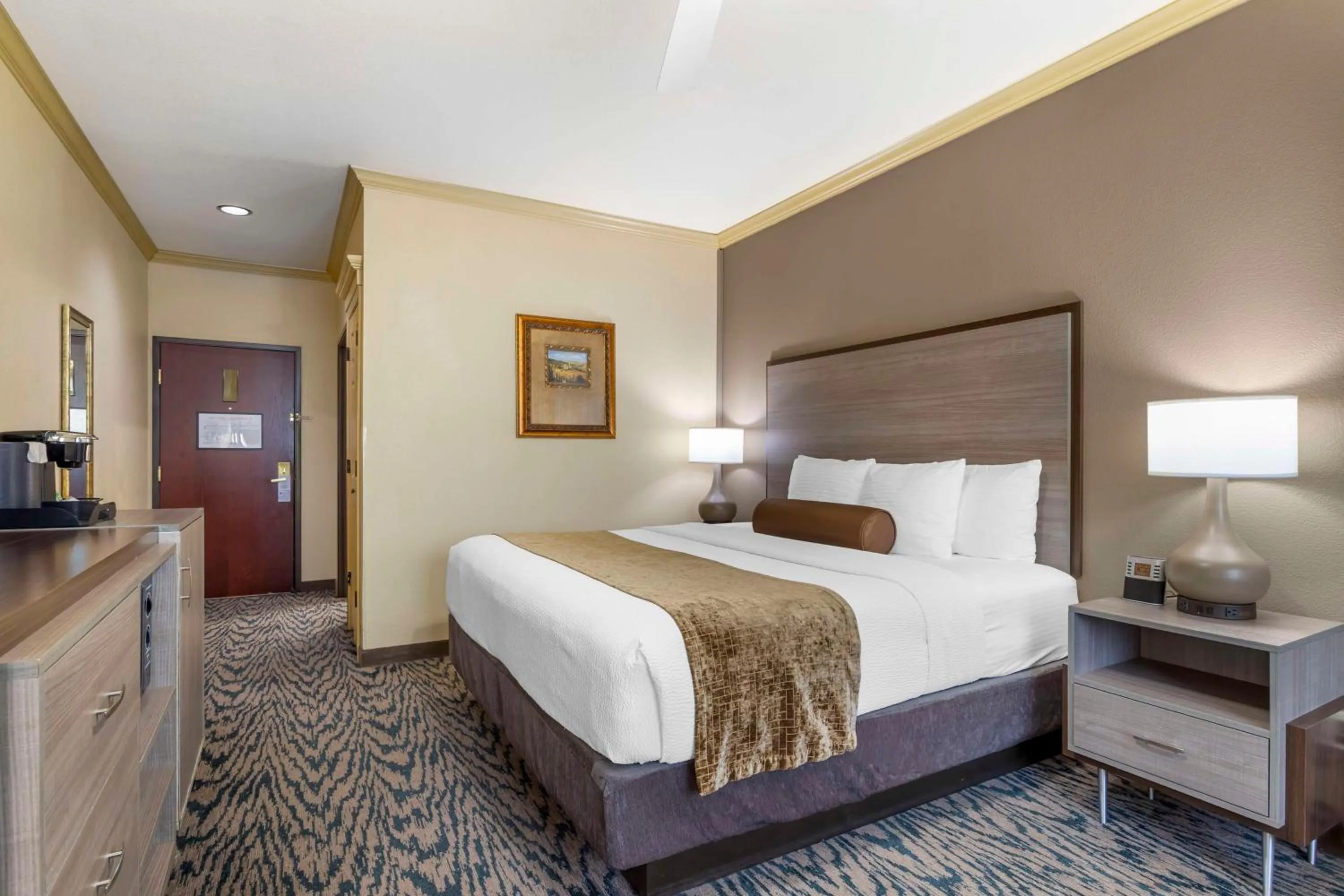 Bedroom, Bed in Best Western Plus Crown Colony Inn & Suites