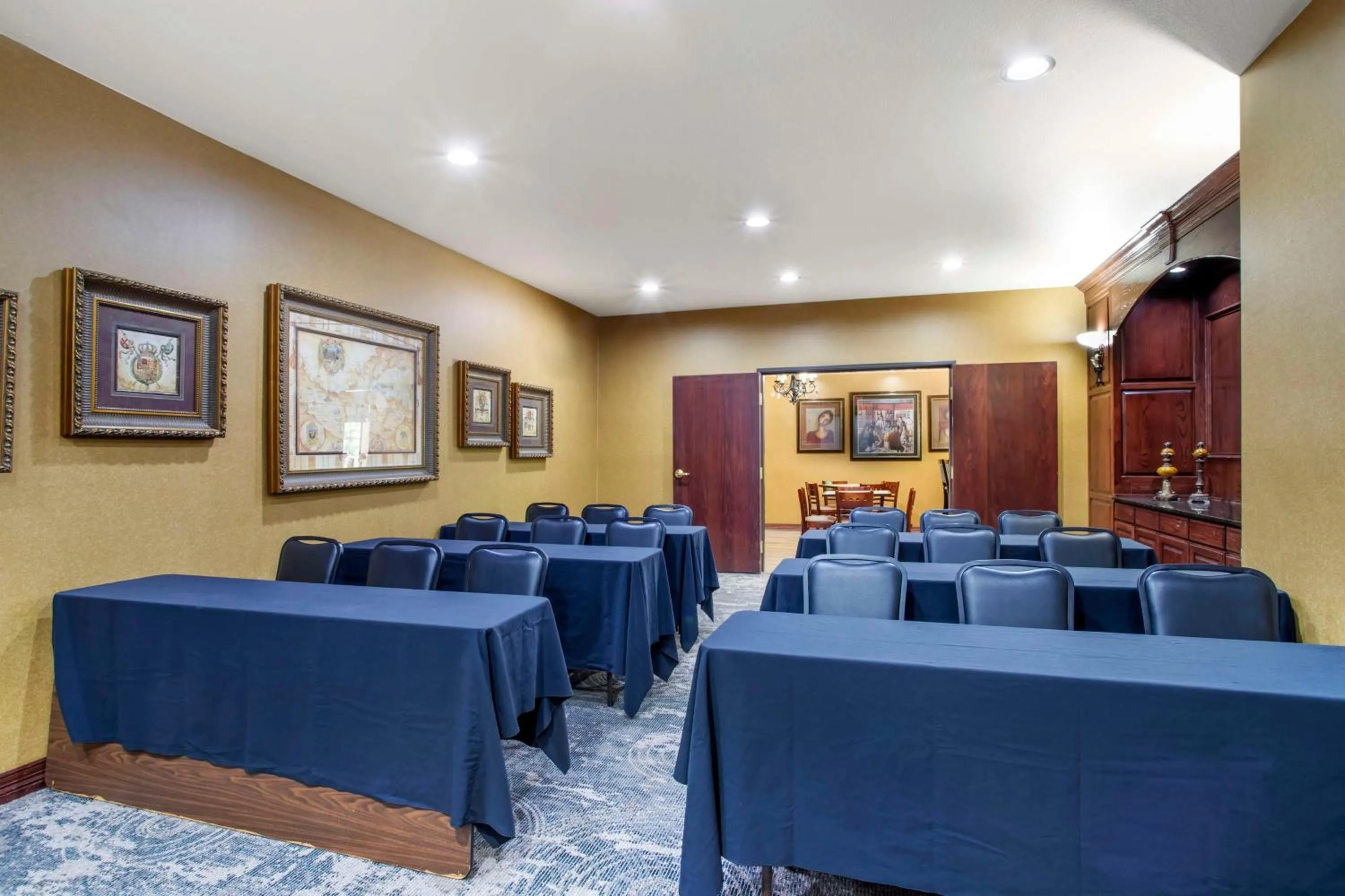 Meeting/conference room in Best Western Plus Crown Colony Inn & Suites