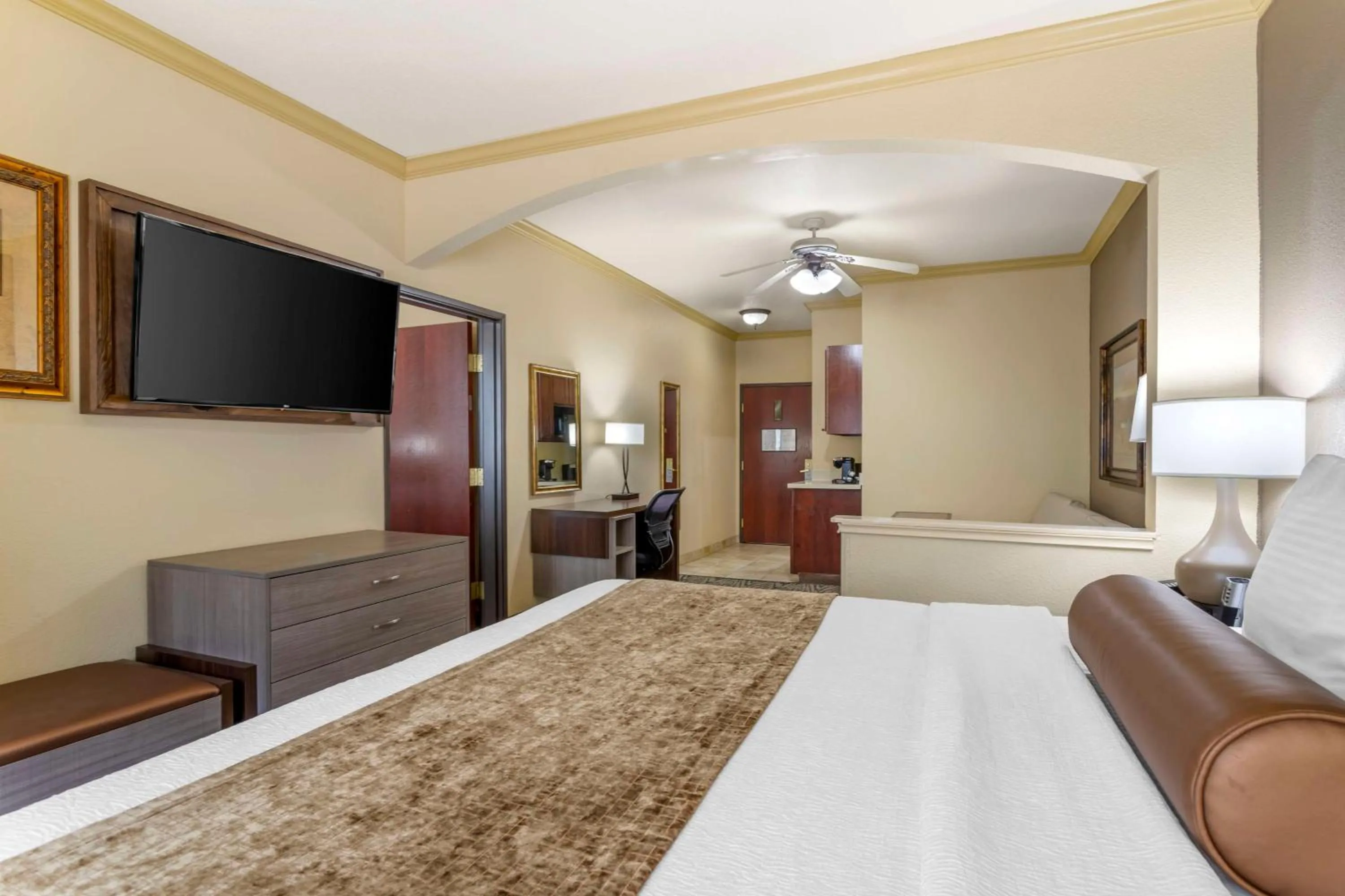 Photo of the whole room, Bed in Best Western Plus Crown Colony Inn & Suites