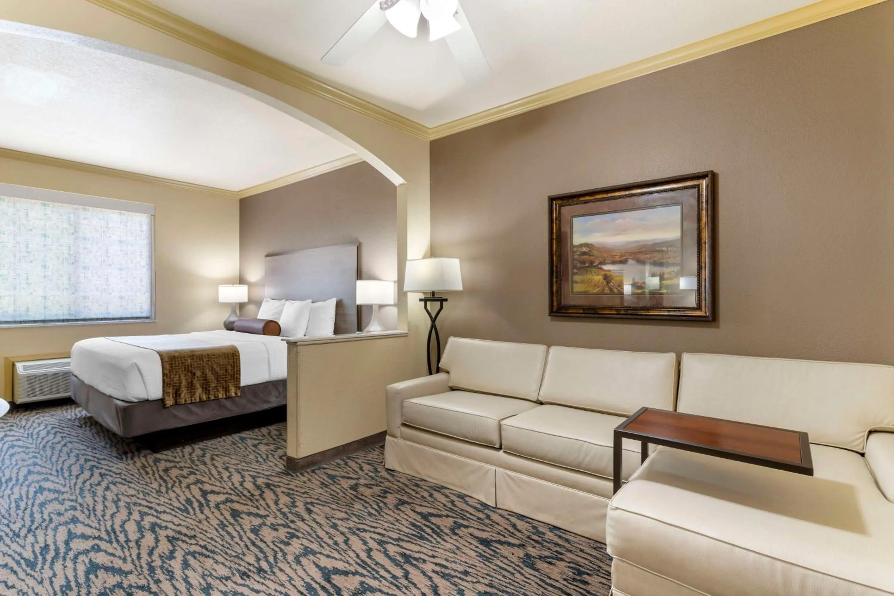Photo of the whole room, Bed in Best Western Plus Crown Colony Inn & Suites