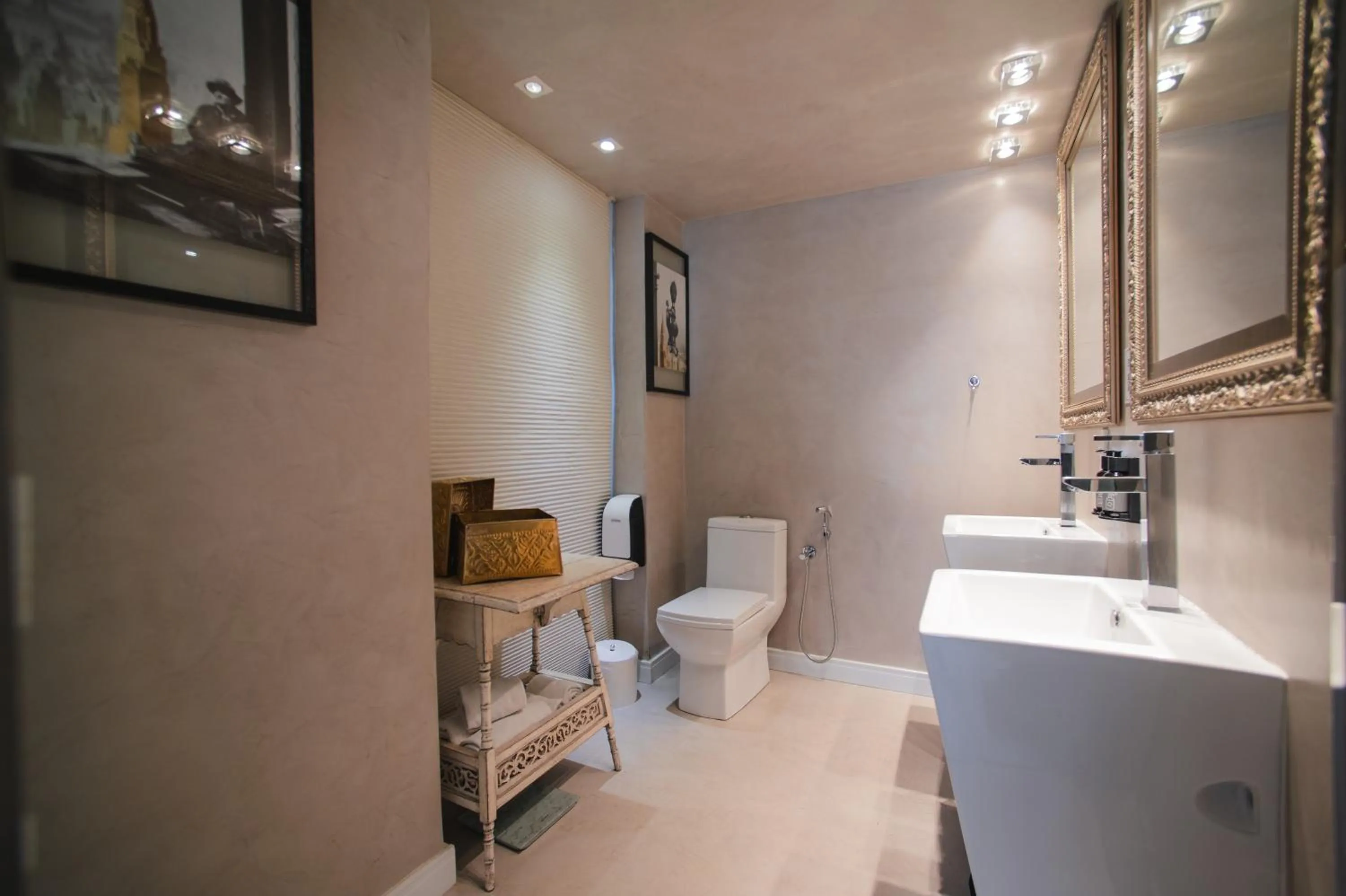 Toilet in Brut by Slaviero Hotéis