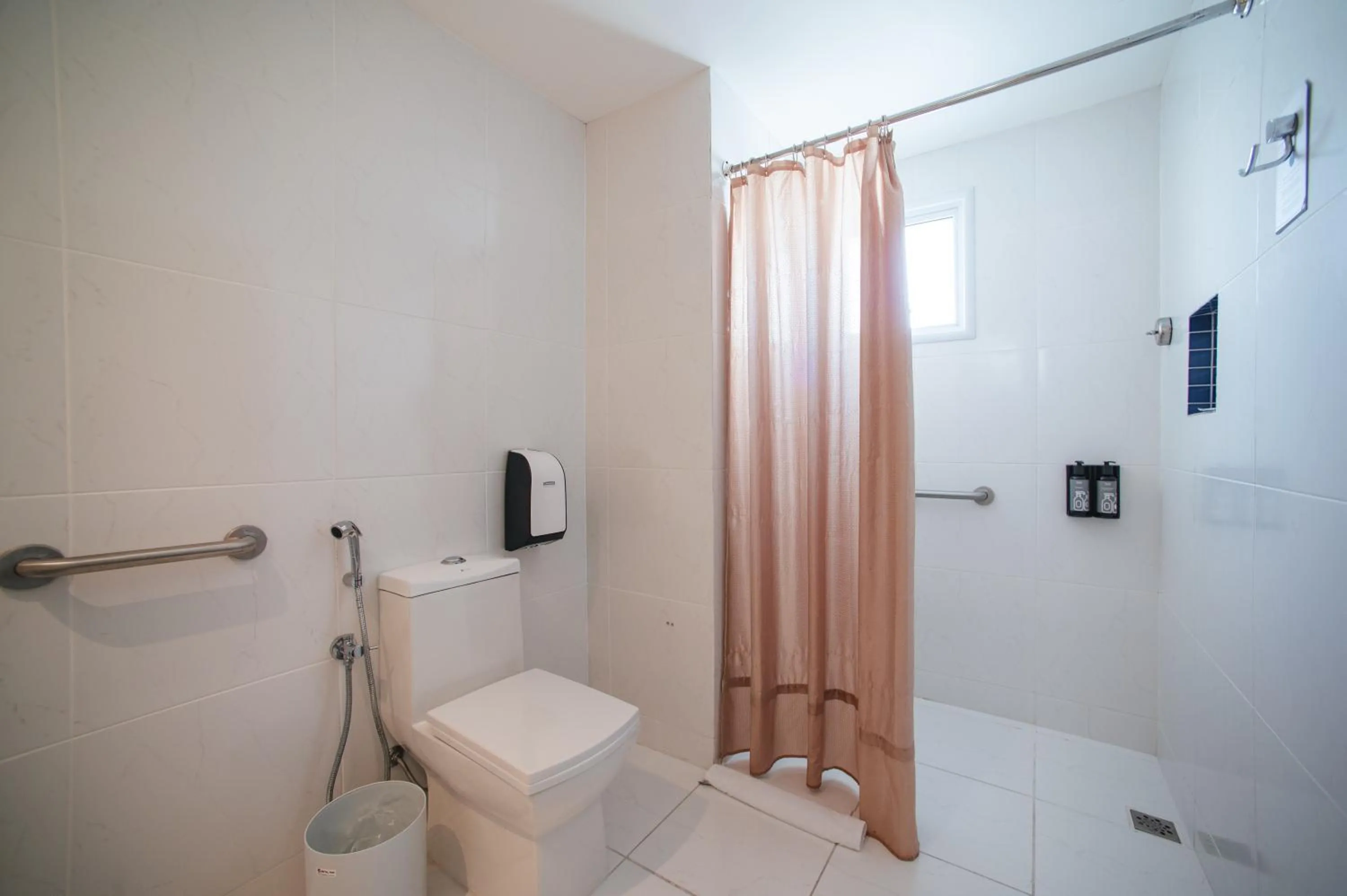 Shower in Brut by Slaviero Hotéis