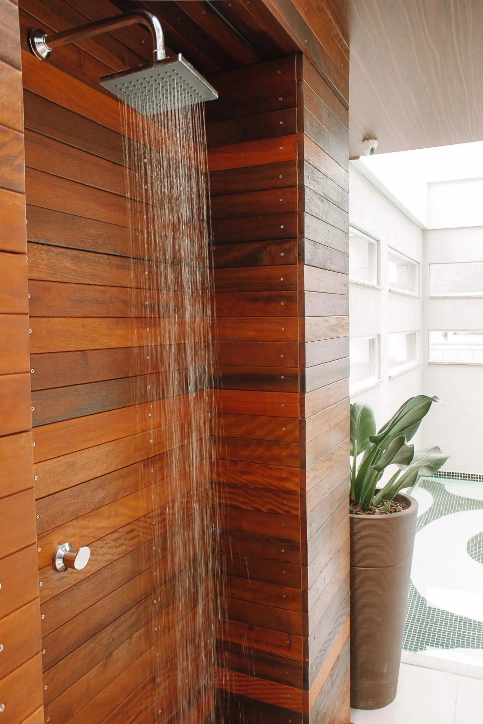 Shower in Brut by Slaviero Hotéis