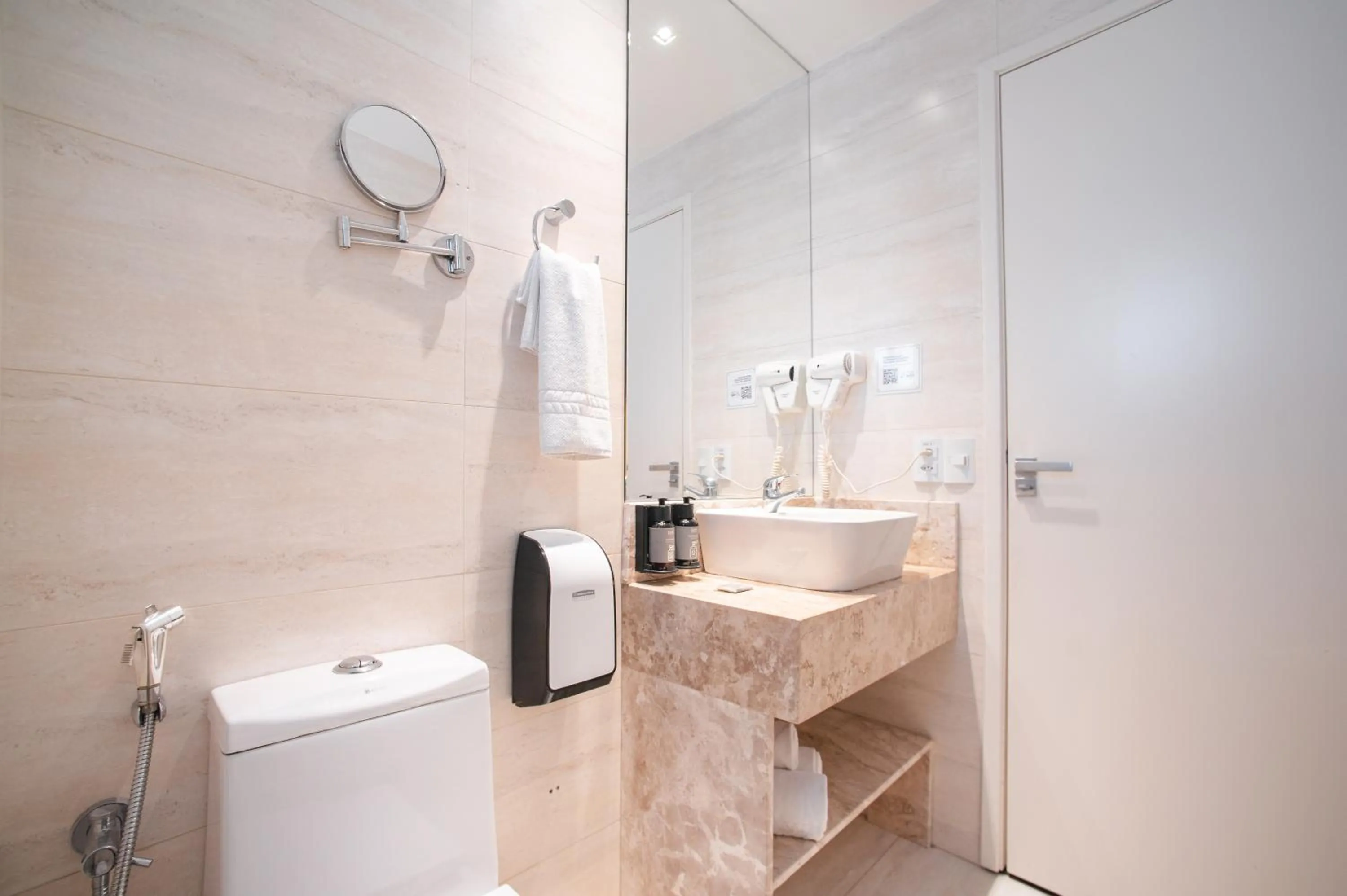 Bathroom in Brut by Slaviero Hotéis