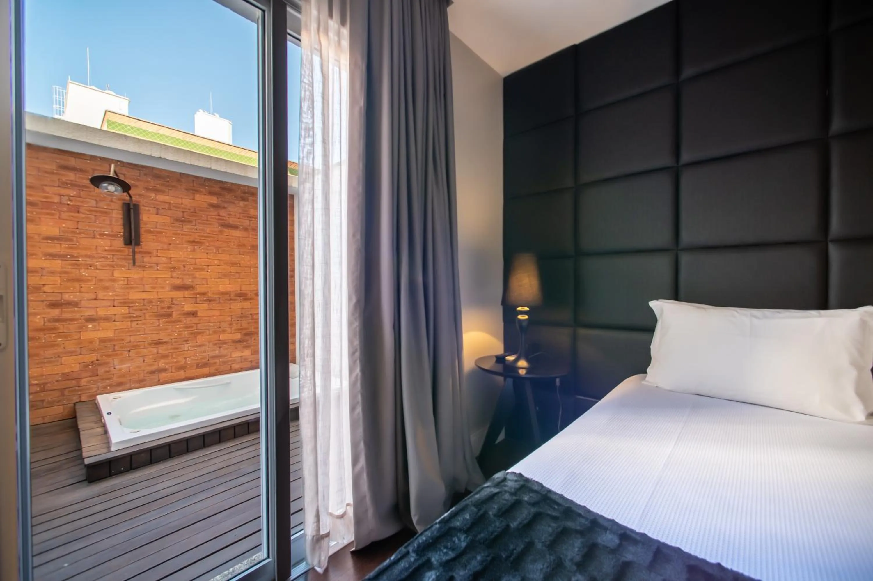 Bed in Brut by Slaviero Hotéis