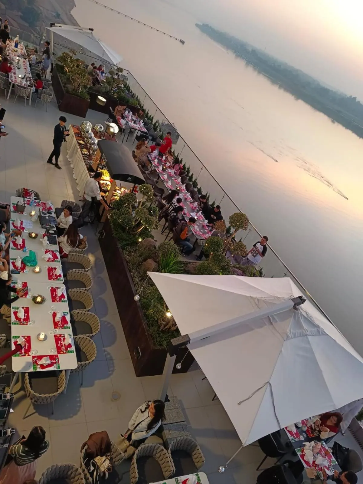 Restaurant/places to eat in One Riviera Hotel and Residences