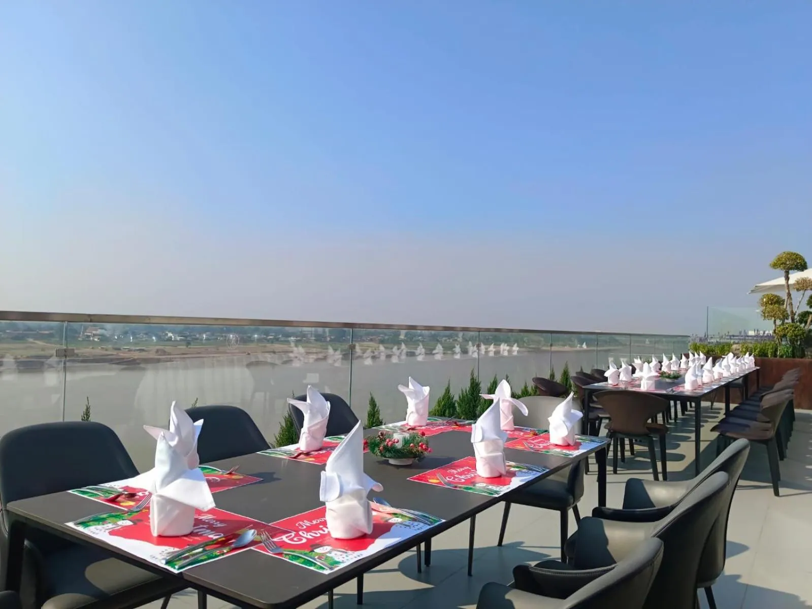 Restaurant/places to eat in One Riviera Hotel and Residences