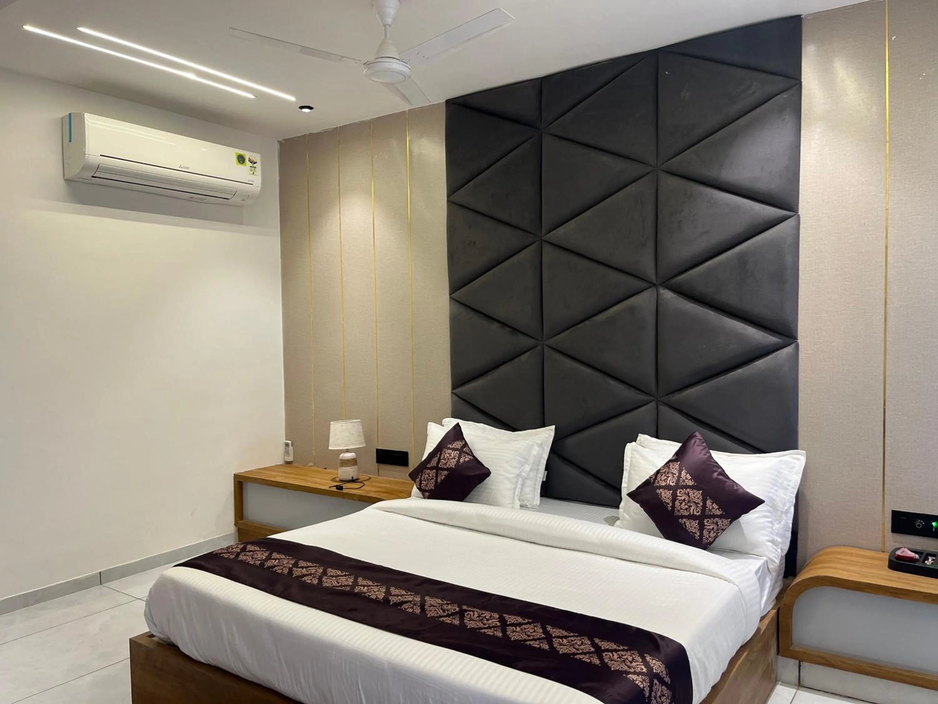 Bed in Hotel Royal Empire