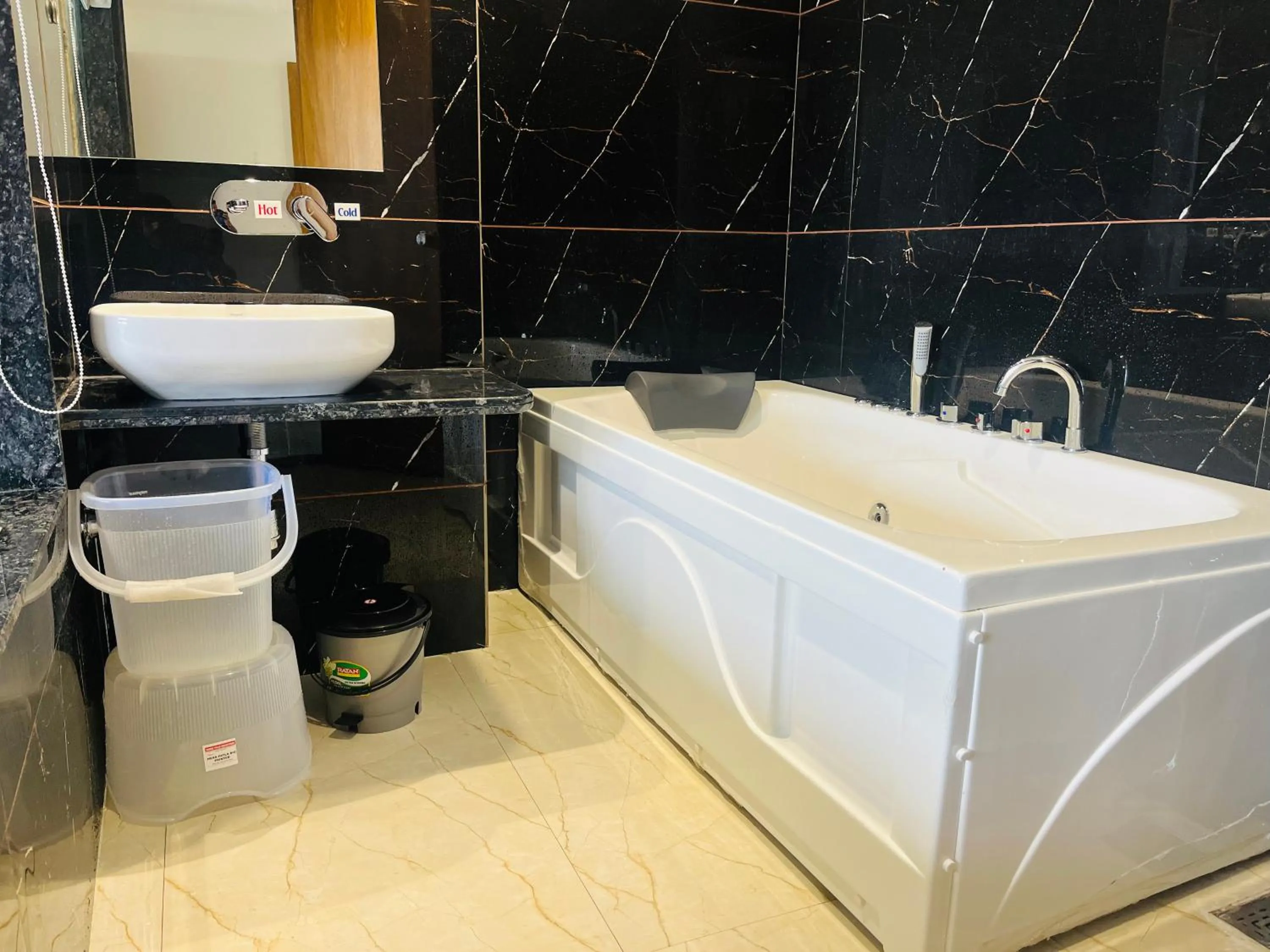 Toilet in Hotel Royal Empire