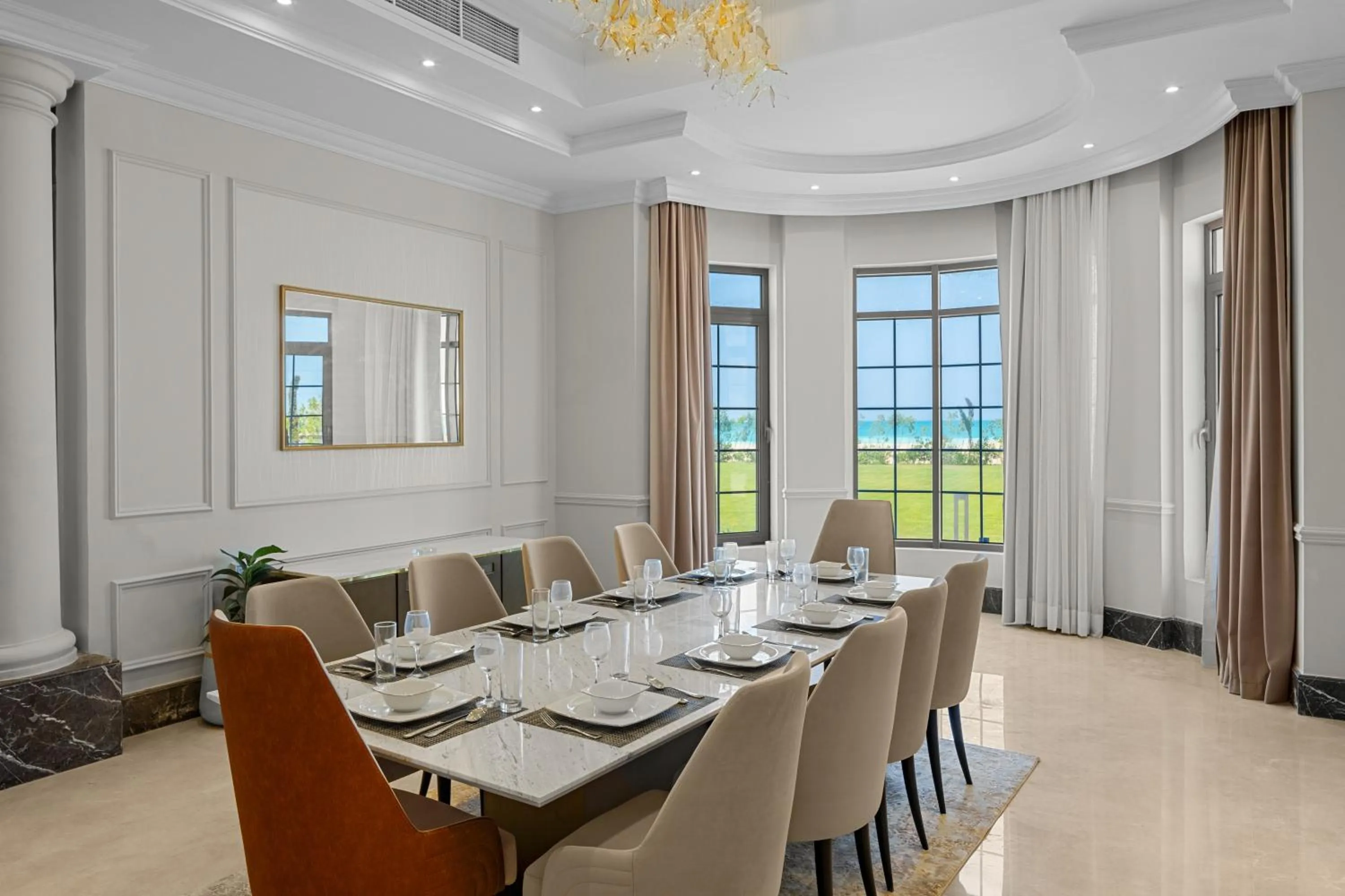 Dinner in Crystal Lotus Luxury Palace - By Pickalbatros