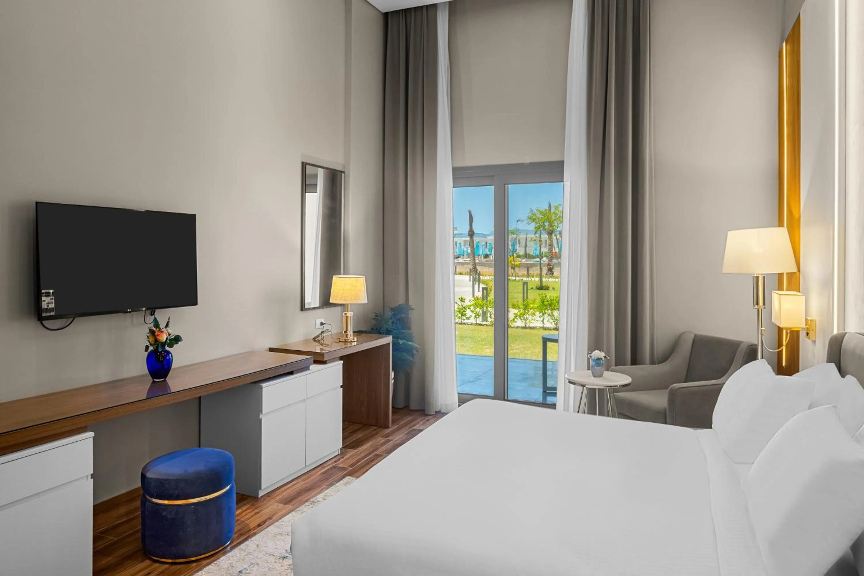 Bed in Crystal Lotus Luxury Palace - By Pickalbatros