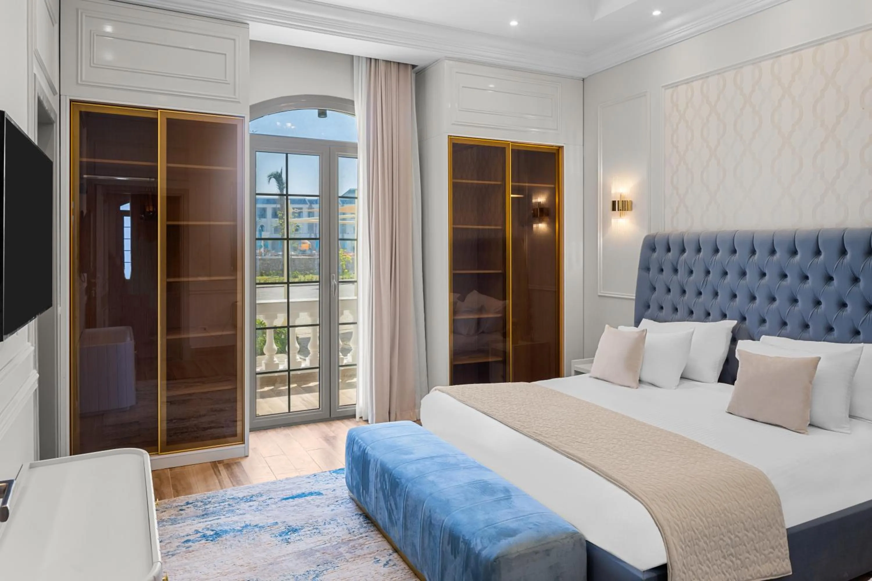 Bedroom, Bed in Crystal Lotus Luxury Palace - By Pickalbatros