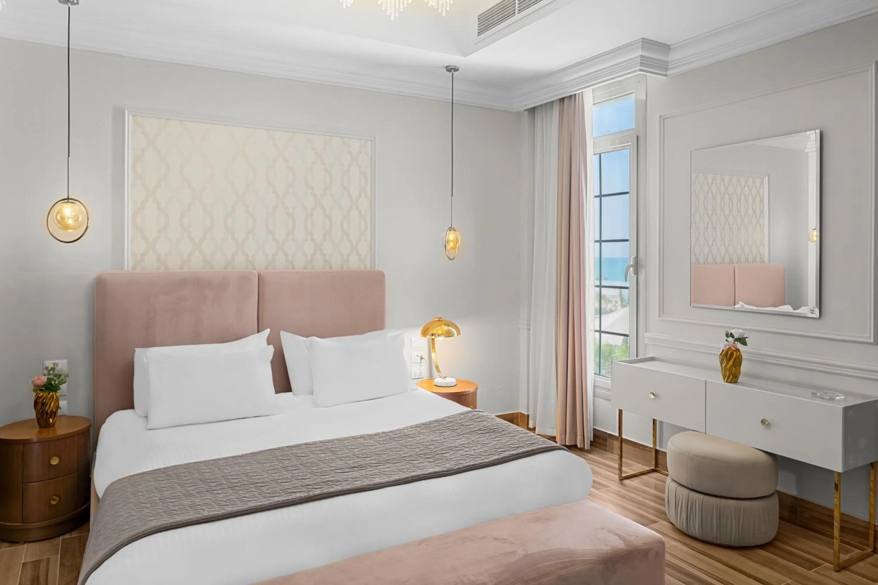 Bedroom, Bed in Crystal Lotus Luxury Palace - By Pickalbatros