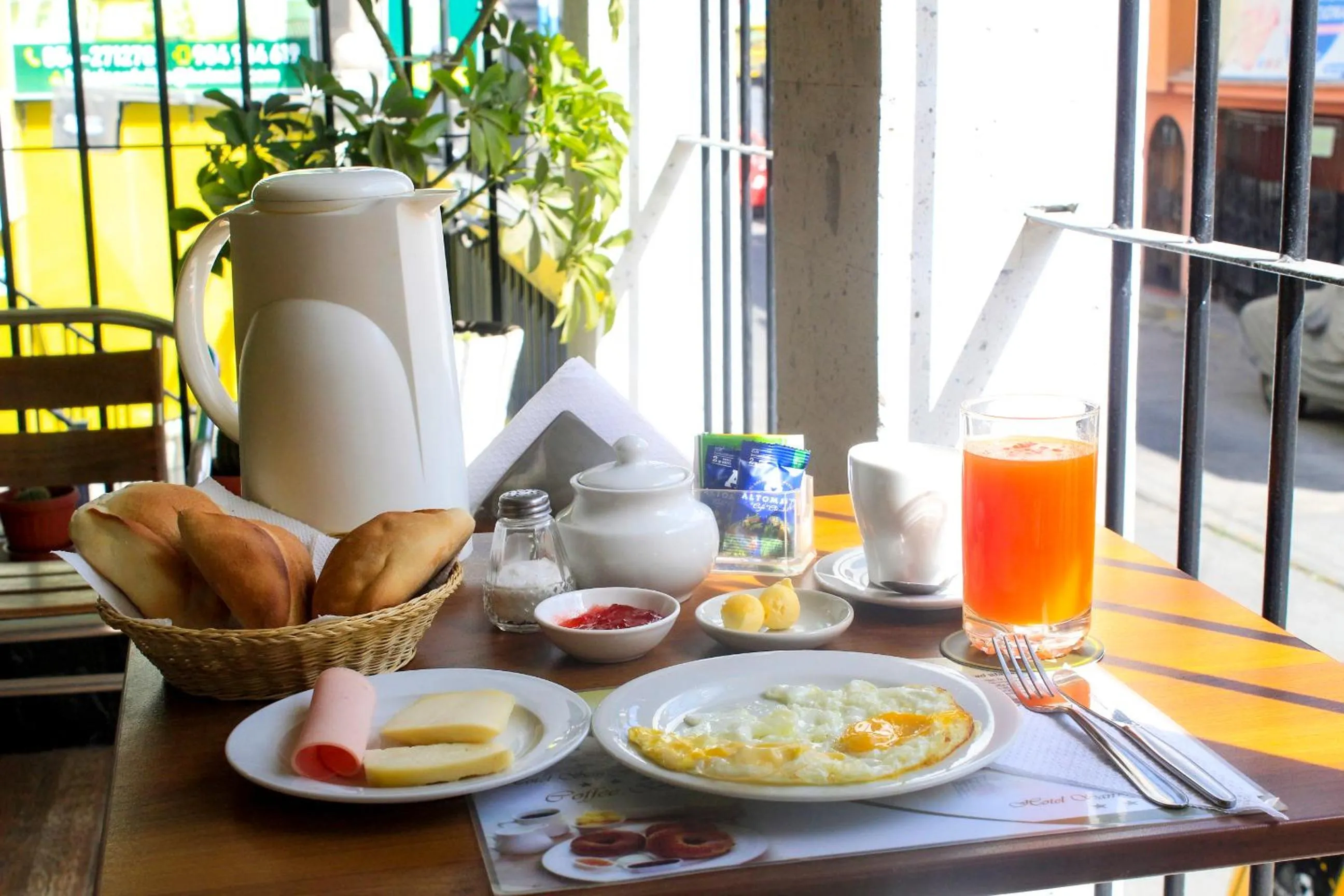 Food and drinks in Hotel San Felipe Suites