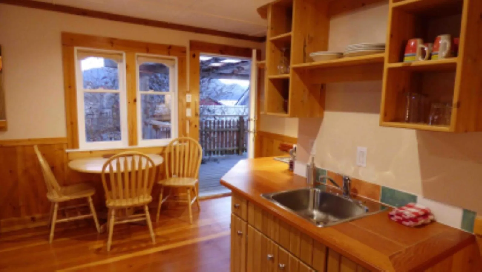 Kitchen or kitchenette in Seine Boat Inn
